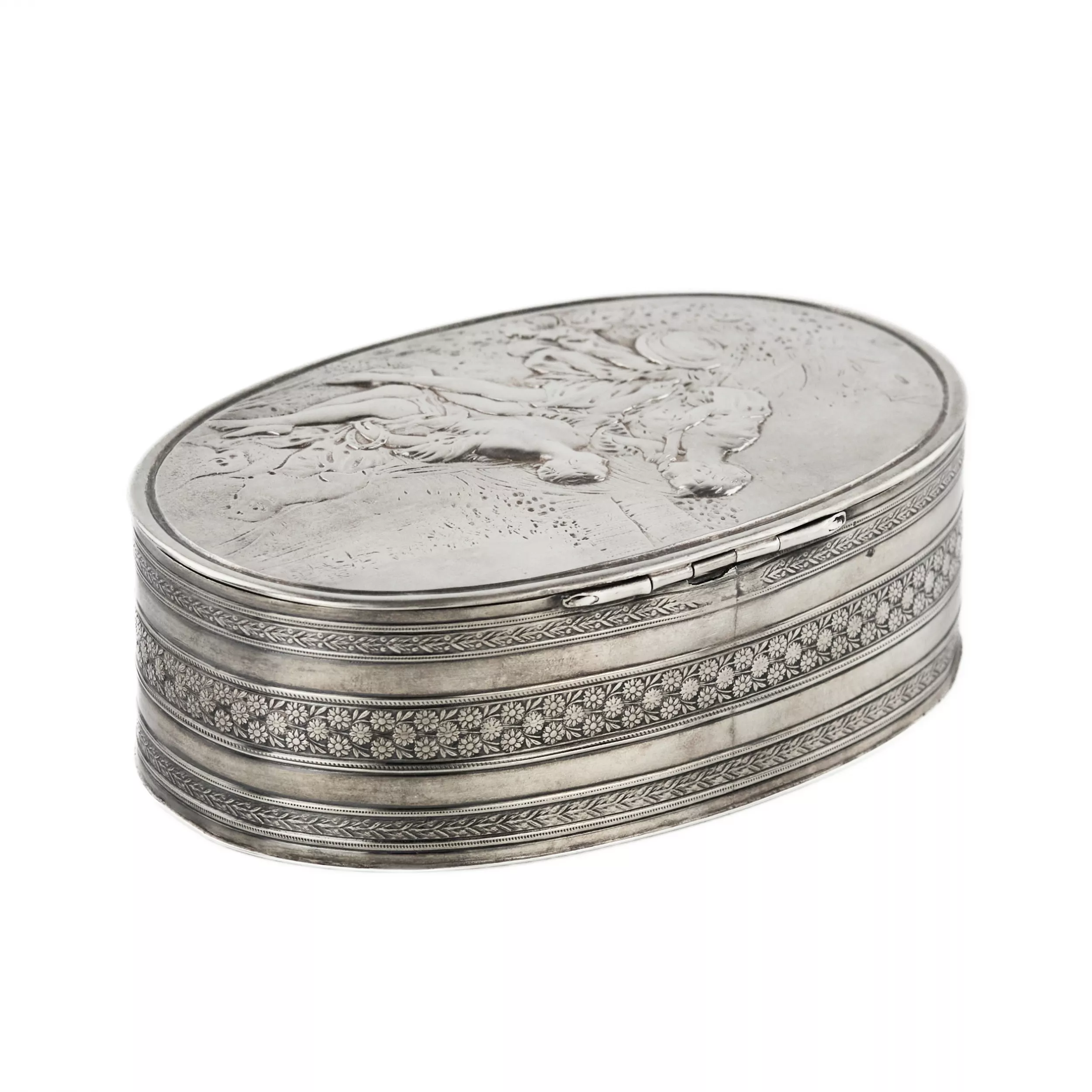 Boîte ovale en argent representant une scène allegorique. France.19ème siècle. 