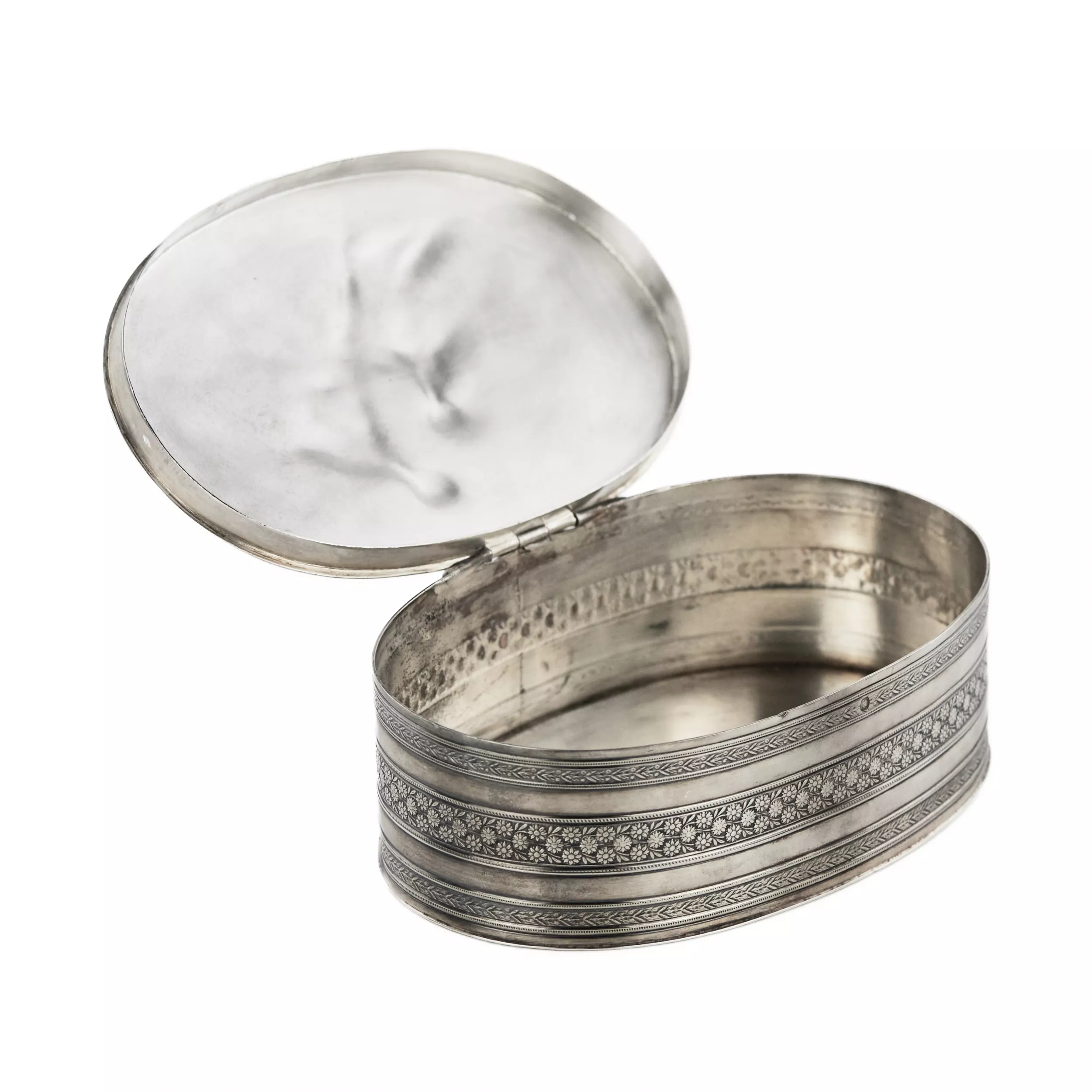 Boîte ovale en argent representant une scène allegorique. France.19ème siècle. 