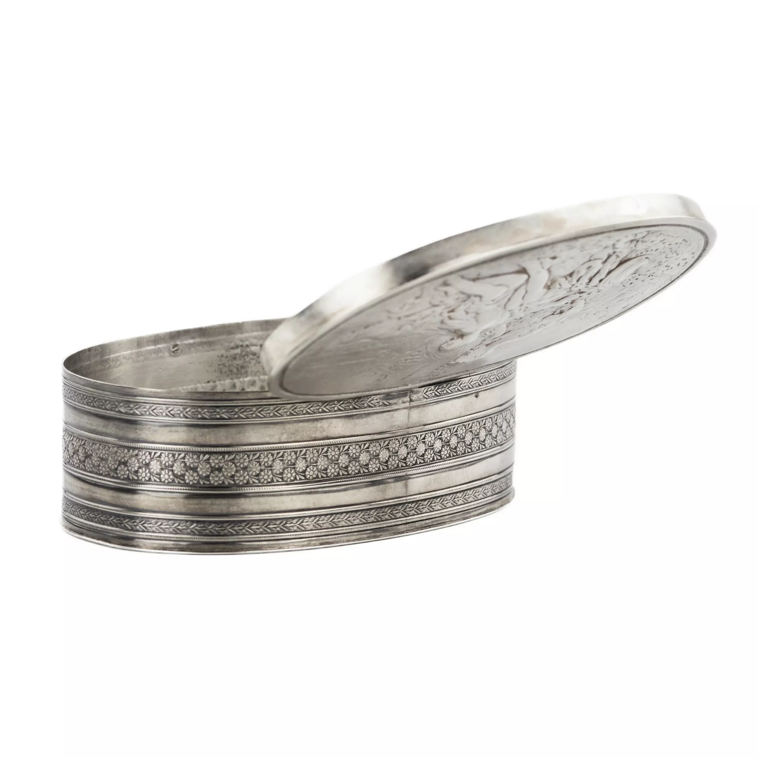 Boîte ovale en argent representant une scène allegorique. France.19ème siècle. 