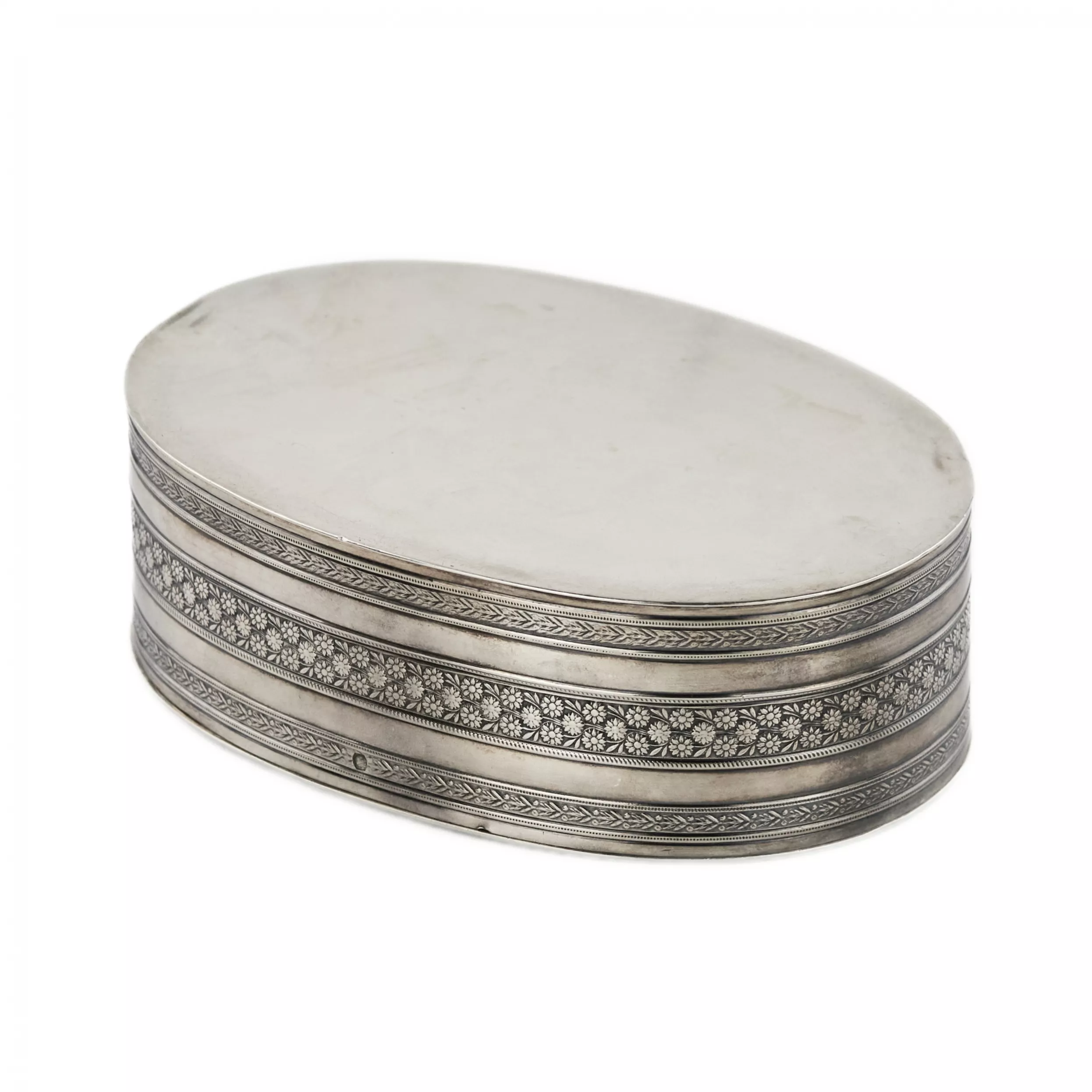 Boîte ovale en argent representant une scène allegorique. France.19ème siècle. 