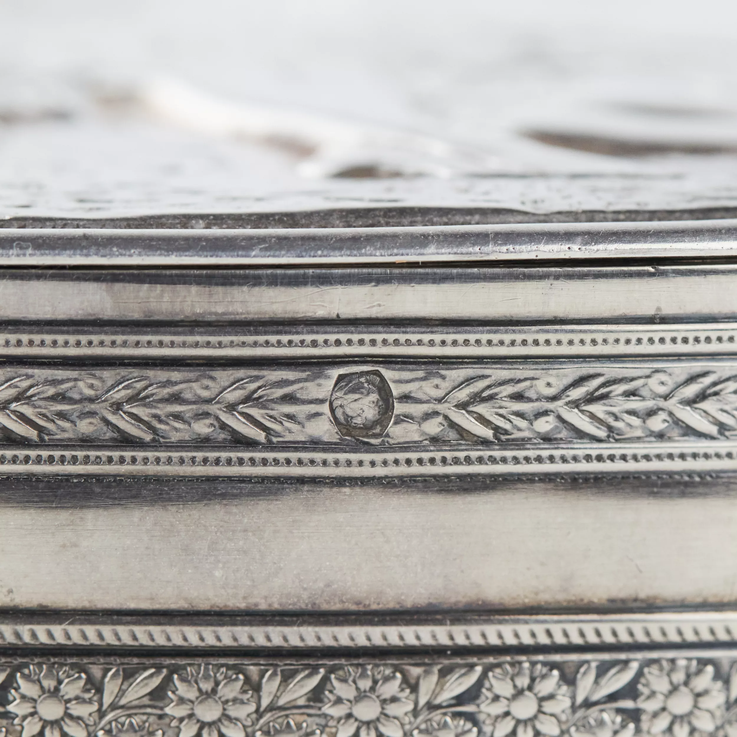Boîte ovale en argent representant une scène allegorique. France.19ème siècle. 
