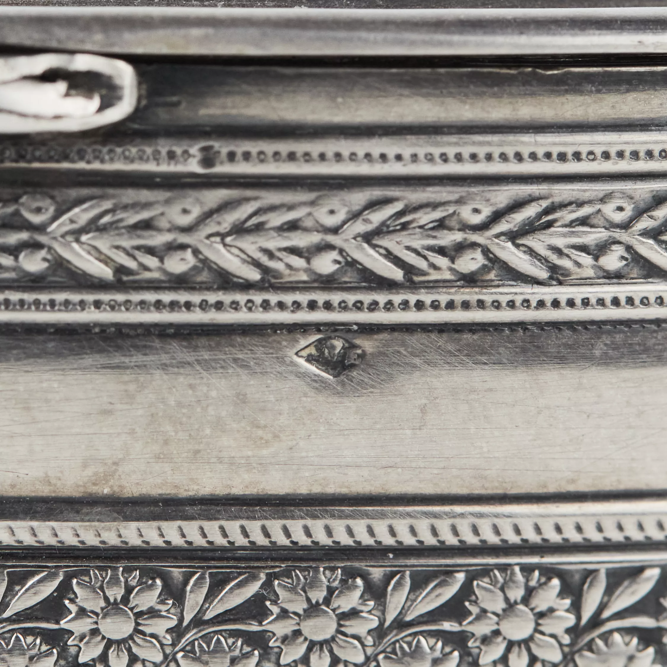 Boîte ovale en argent representant une scène allegorique. France.19ème siècle. 