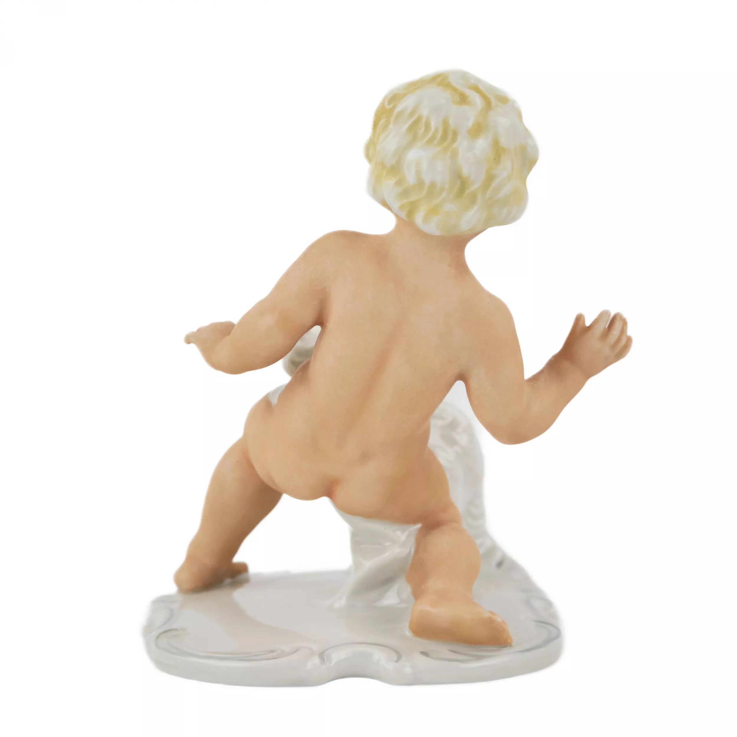 Figurine en porcelaine de Putti jouant avec un chien. Allemagne.