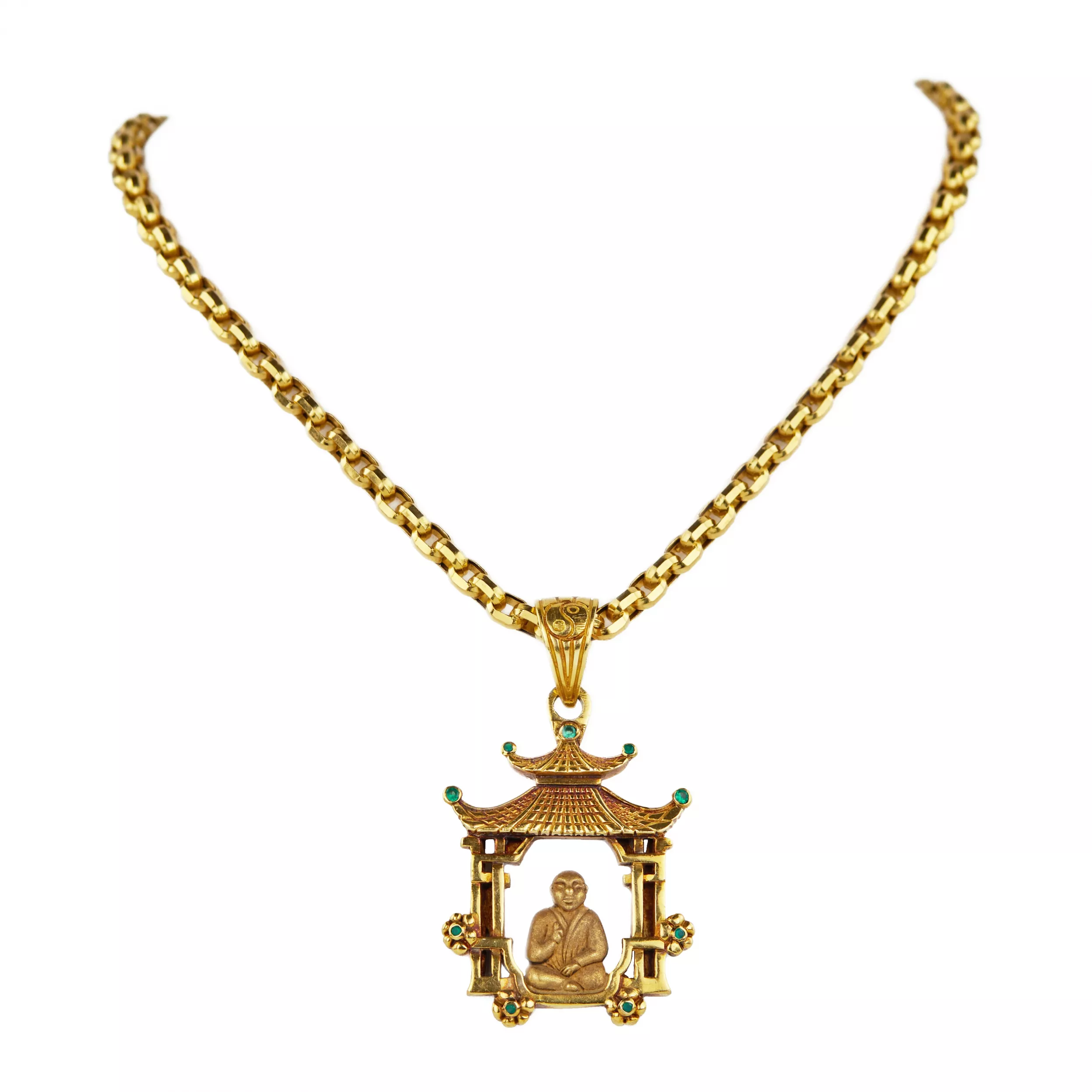 CHAÎNE EN OR AVEC PENDENTIF EN FORME DE PAGODE ABRITANT UN BOUDDHA EN MÉDITATION. SECONDE MOITIÉ DU XXE SIÈCLE