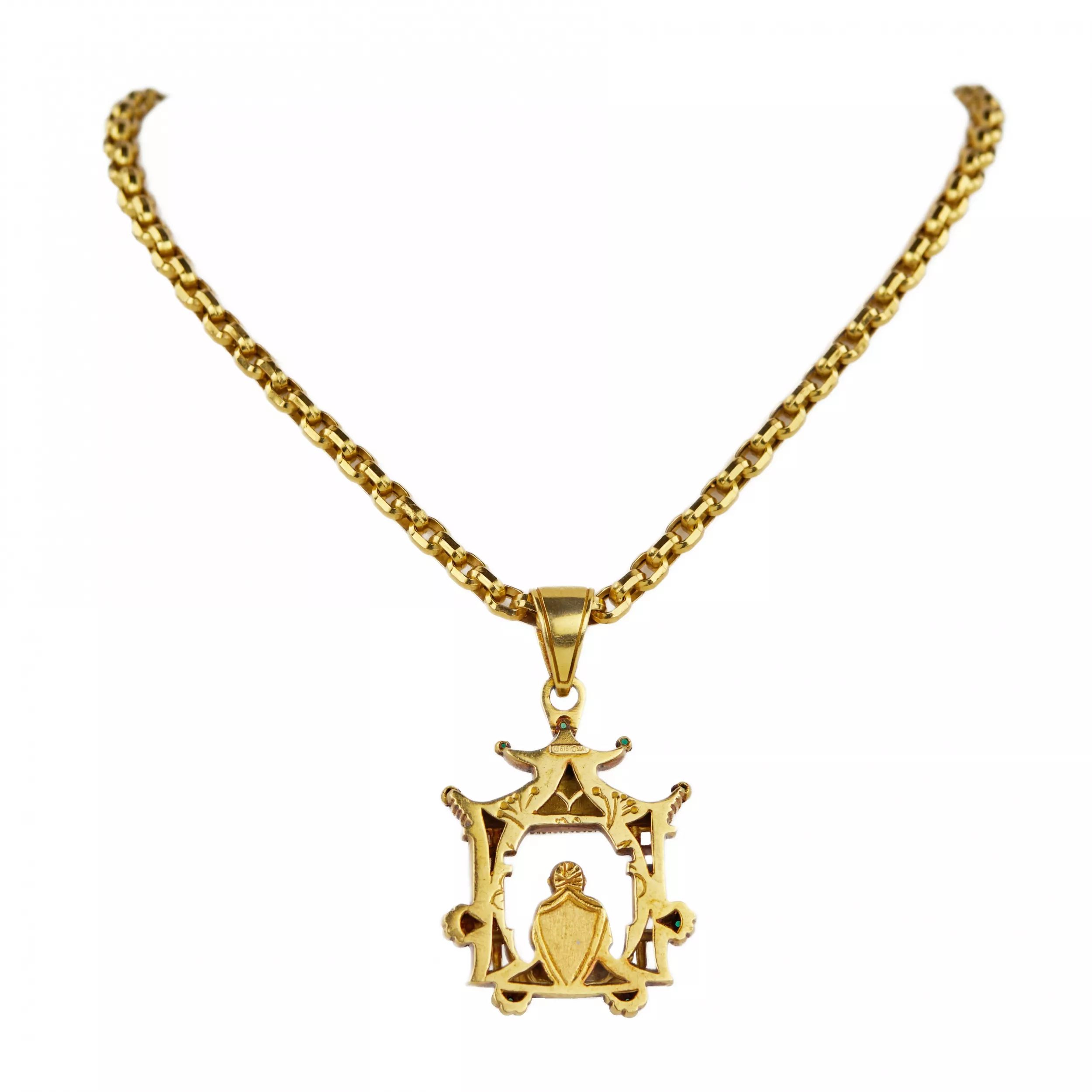 CHAÎNE EN OR AVEC PENDENTIF EN FORME DE PAGODE ABRITANT UN BOUDDHA EN MÉDITATION. SECONDE MOITIÉ DU XXE SIÈCLE