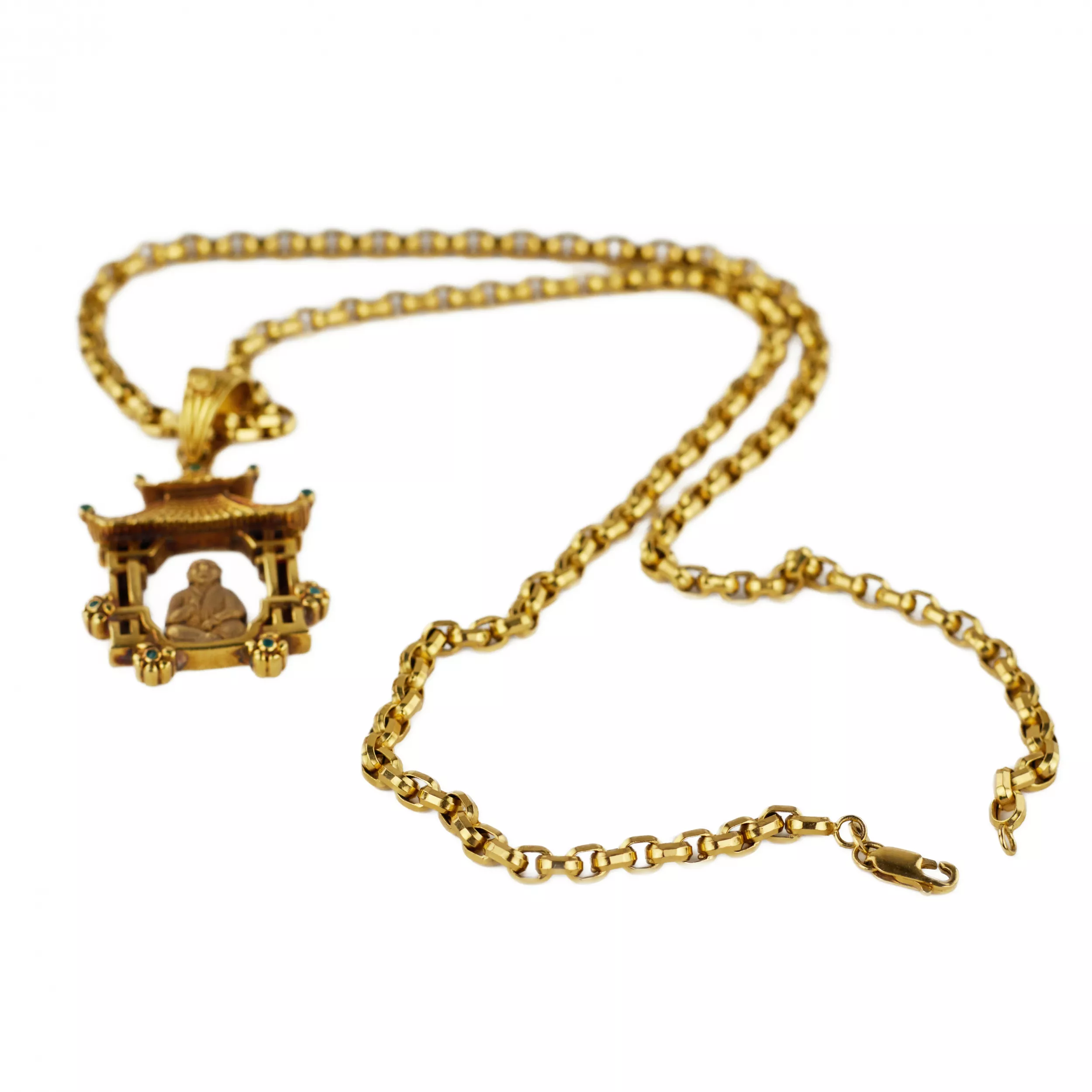 CHAÎNE EN OR AVEC PENDENTIF EN FORME DE PAGODE ABRITANT UN BOUDDHA EN MÉDITATION. SECONDE MOITIÉ DU XXE SIÈCLE