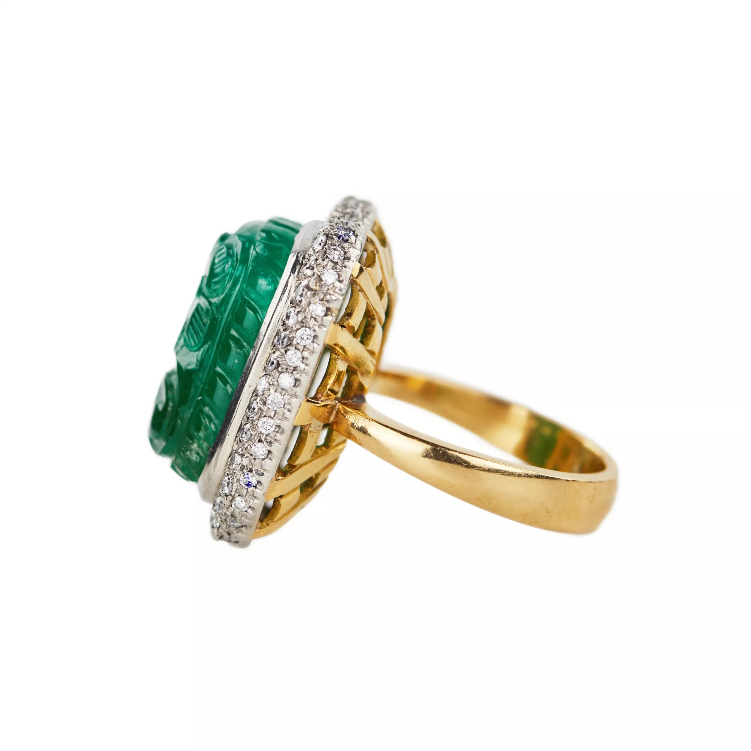 Impressive 18K gold ring with emerald and diamonds. 