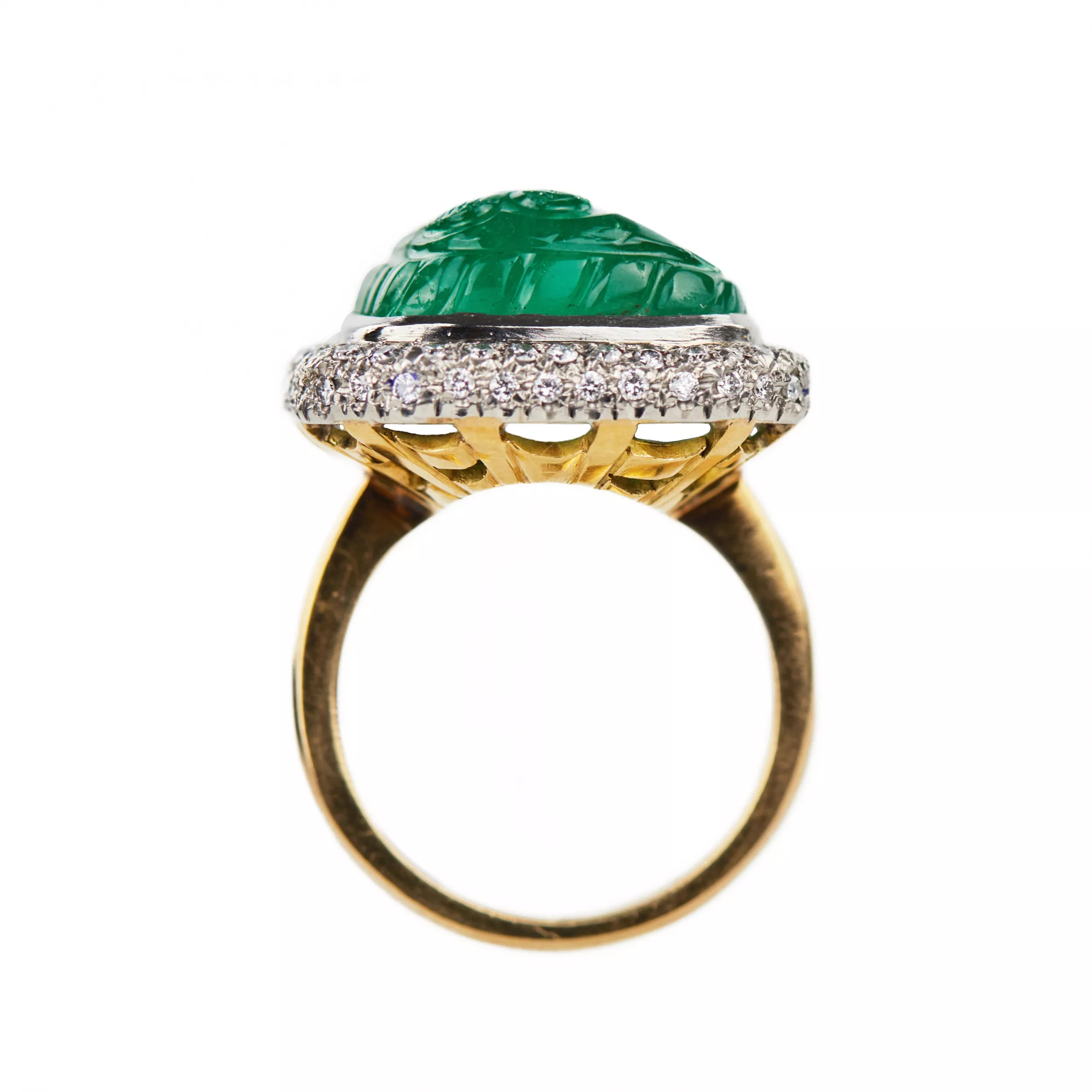Impressive 18K gold ring with emerald and diamonds. 