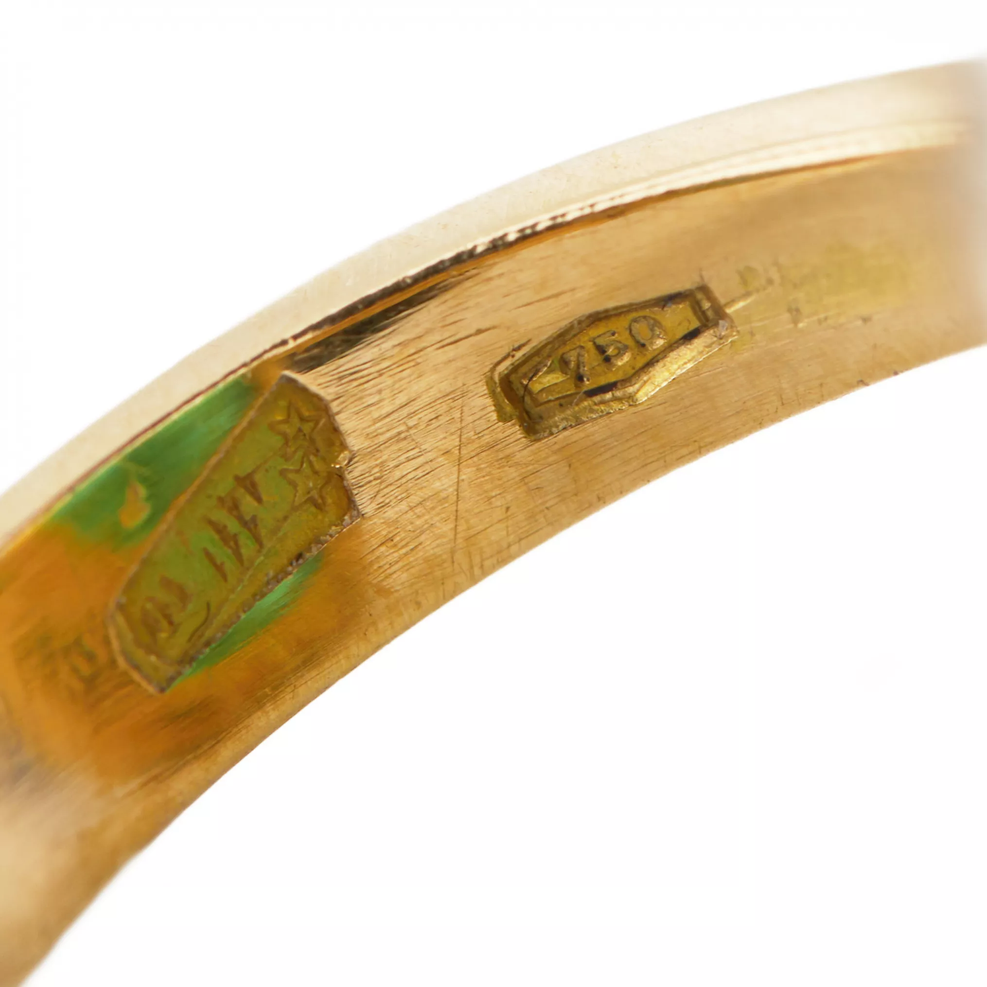 Impressive 18K gold ring with emerald and diamonds. 