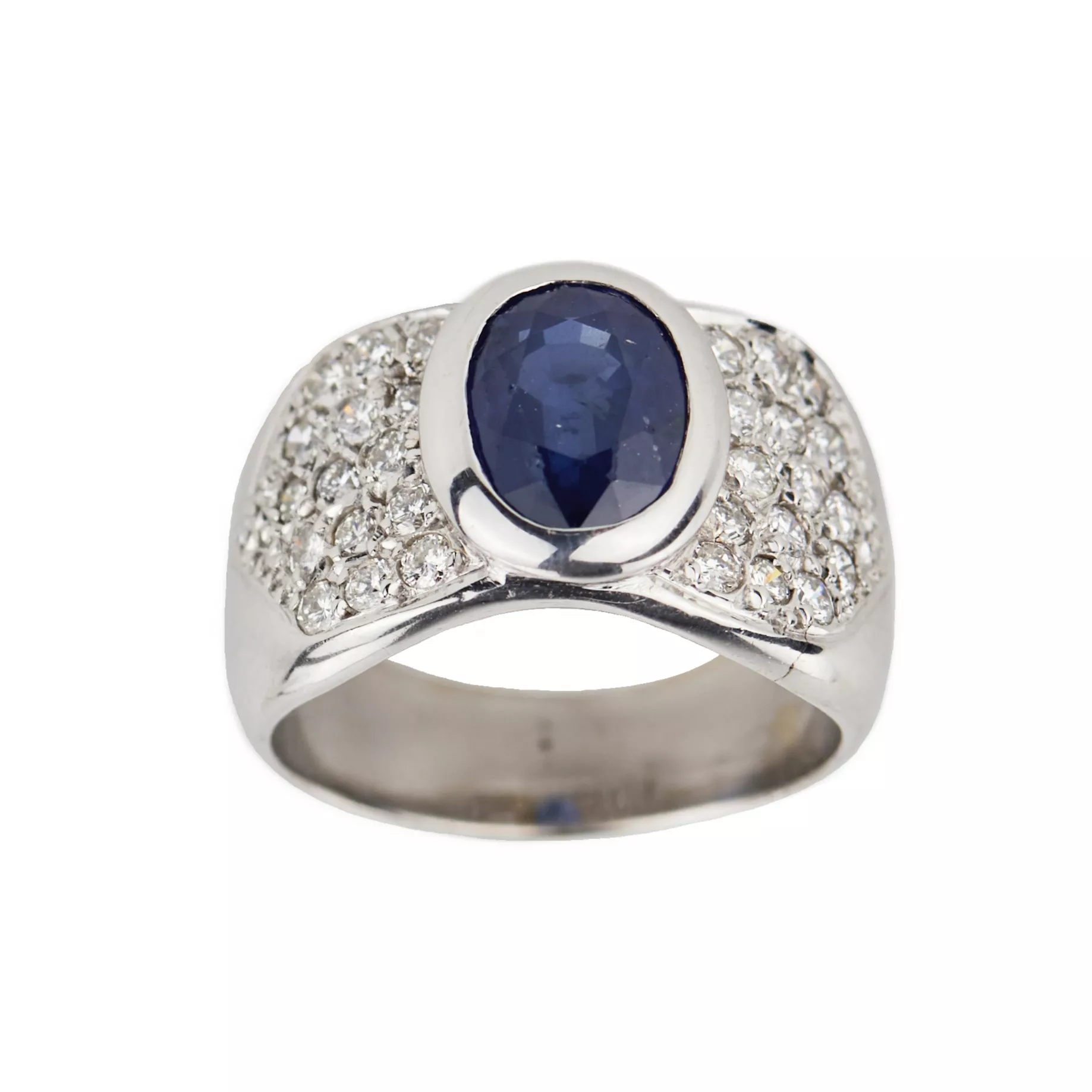 Bague en or 18 carats avec saphir et diamants. 
