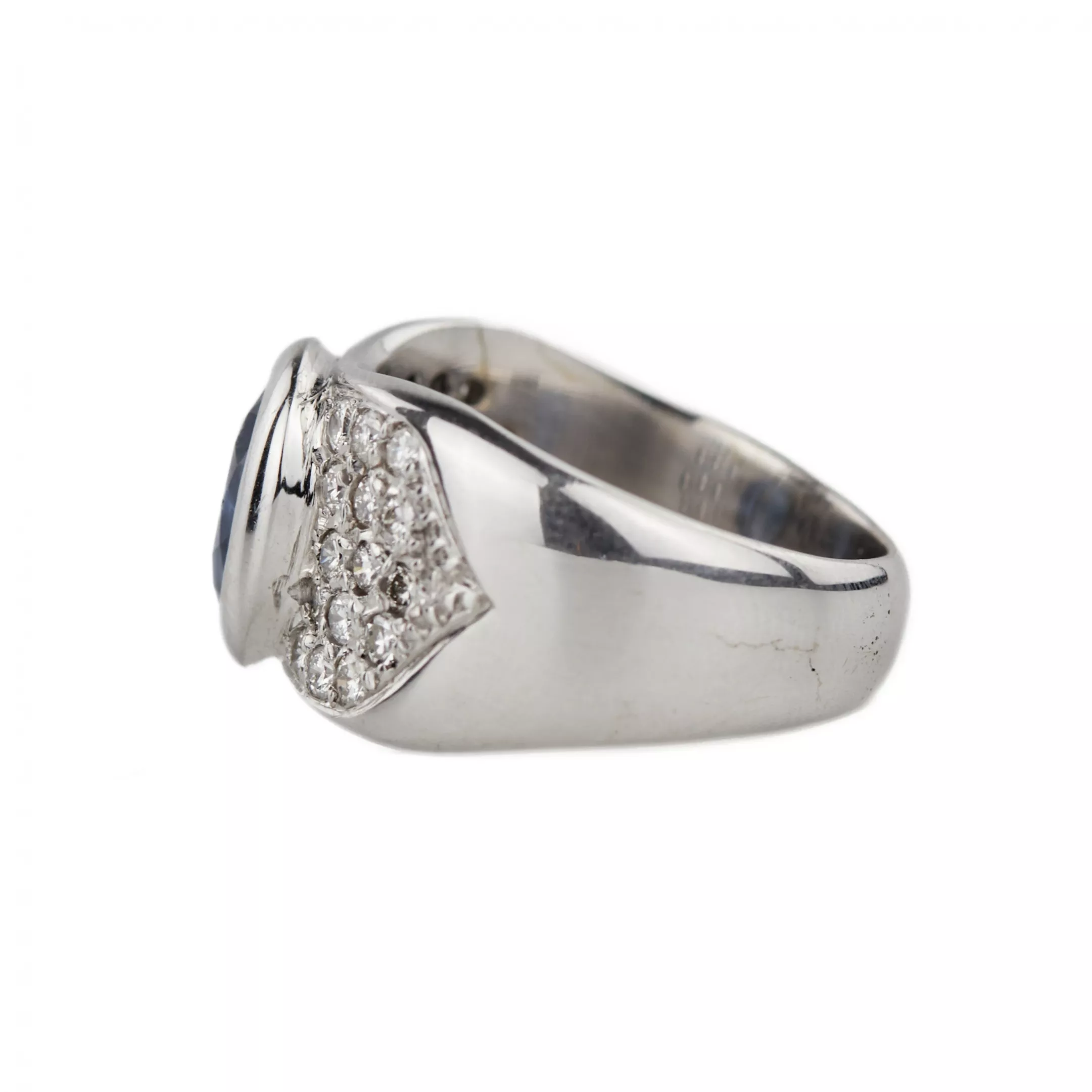 Bague en or 18 carats avec saphir et diamants. 
