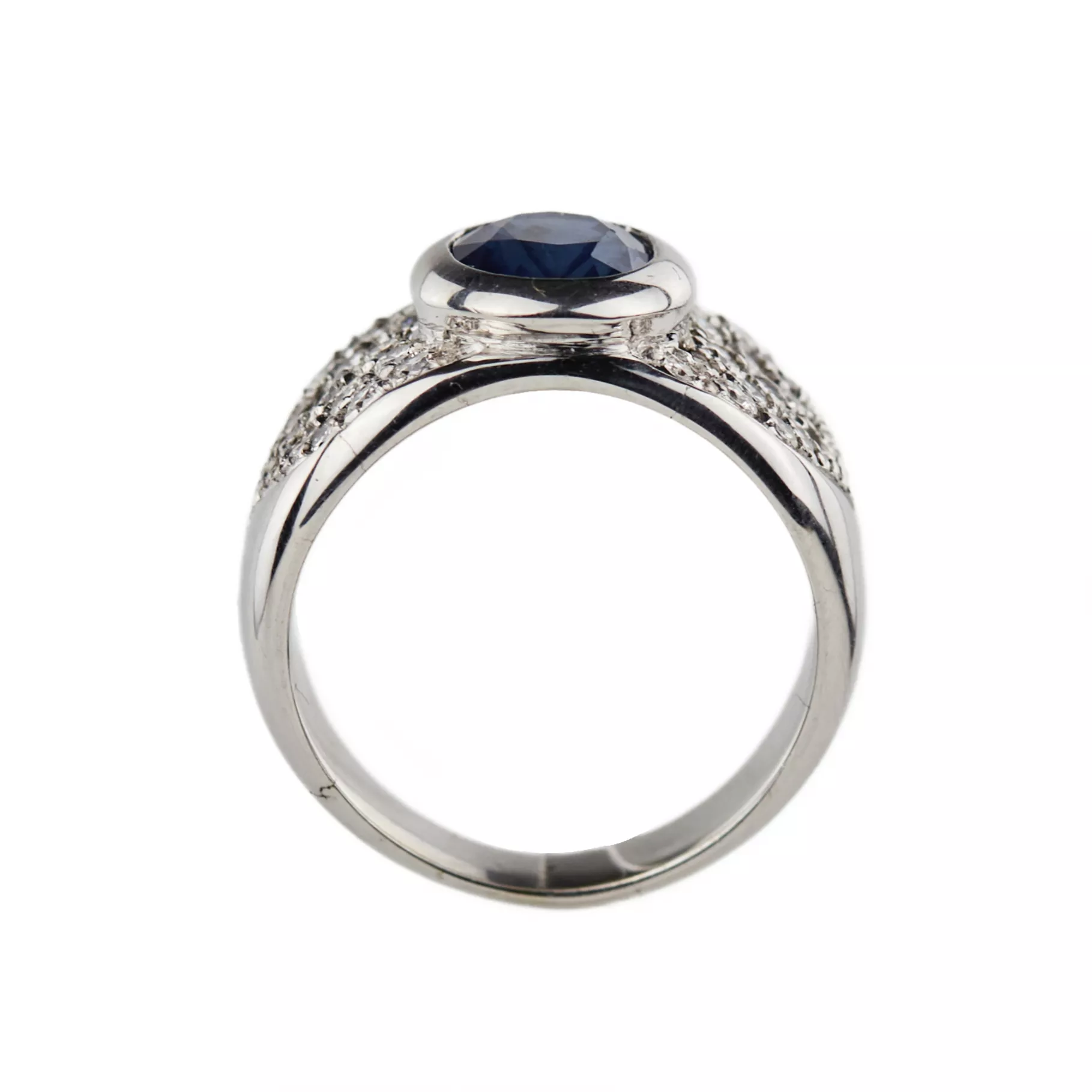 Bague en or 18 carats avec saphir et diamants. 