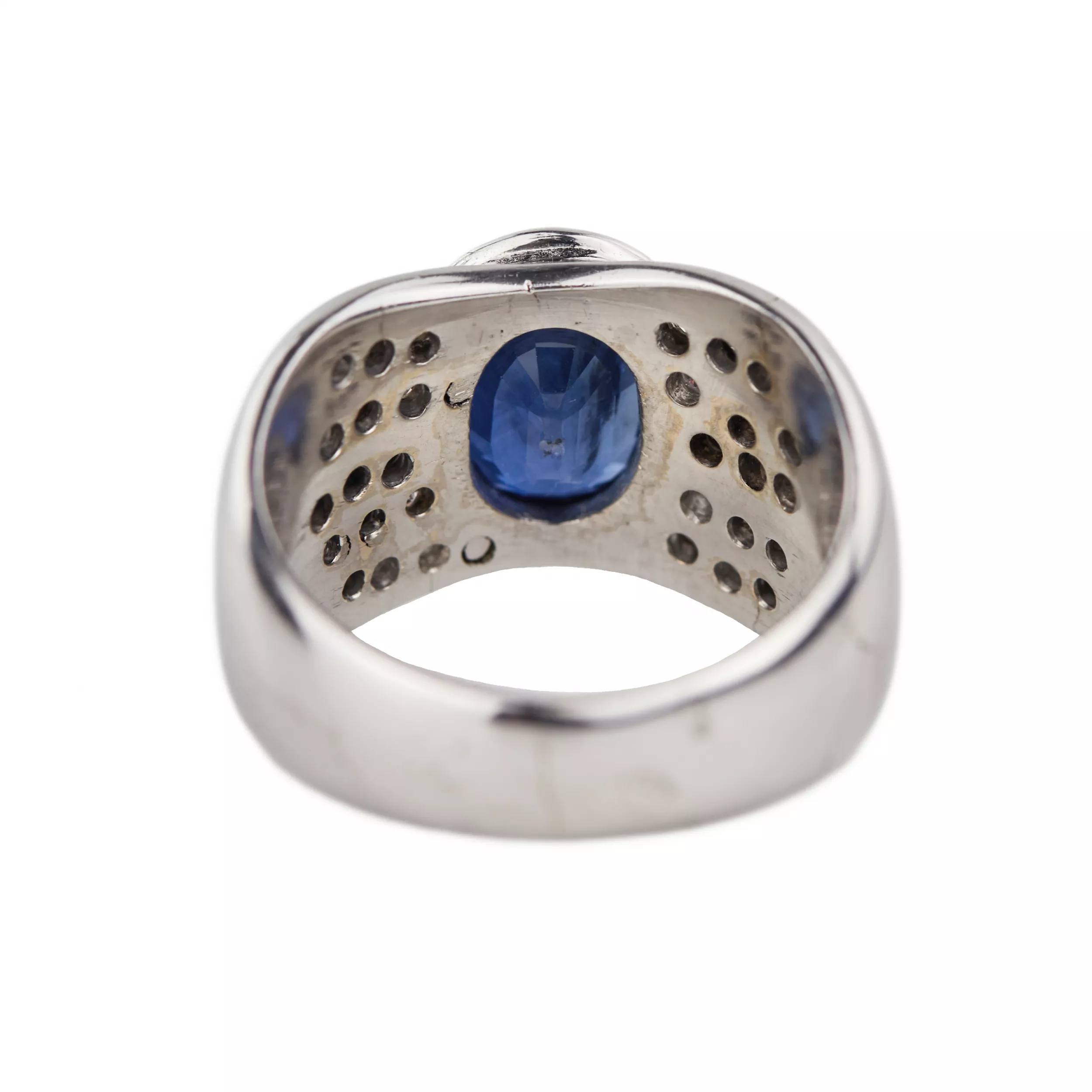 Bague en or 18 carats avec saphir et diamants. 