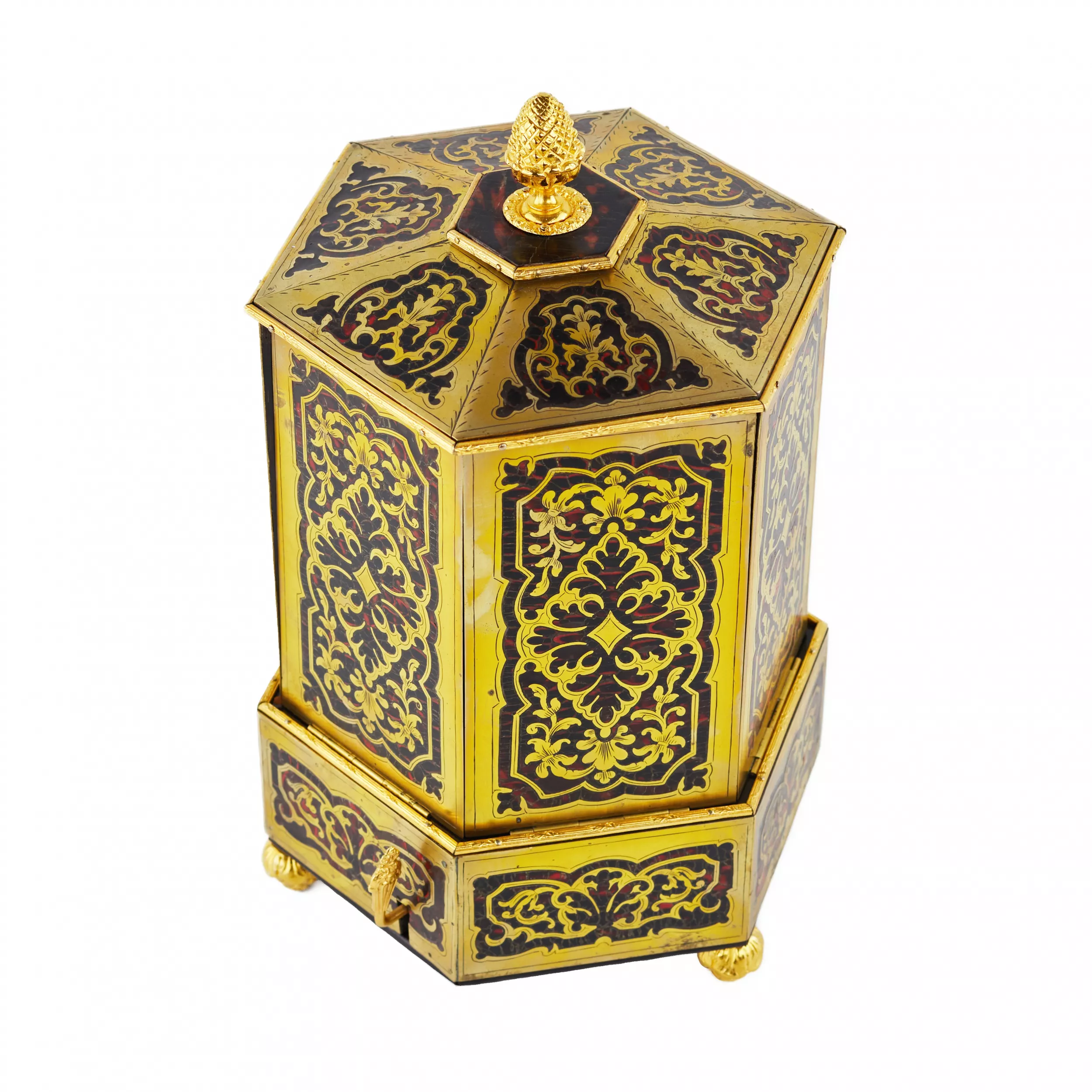 Boîte à cigares unique en forme de Pagode avec mecanisme d`ouverture à rabat. 19ème siècle. 