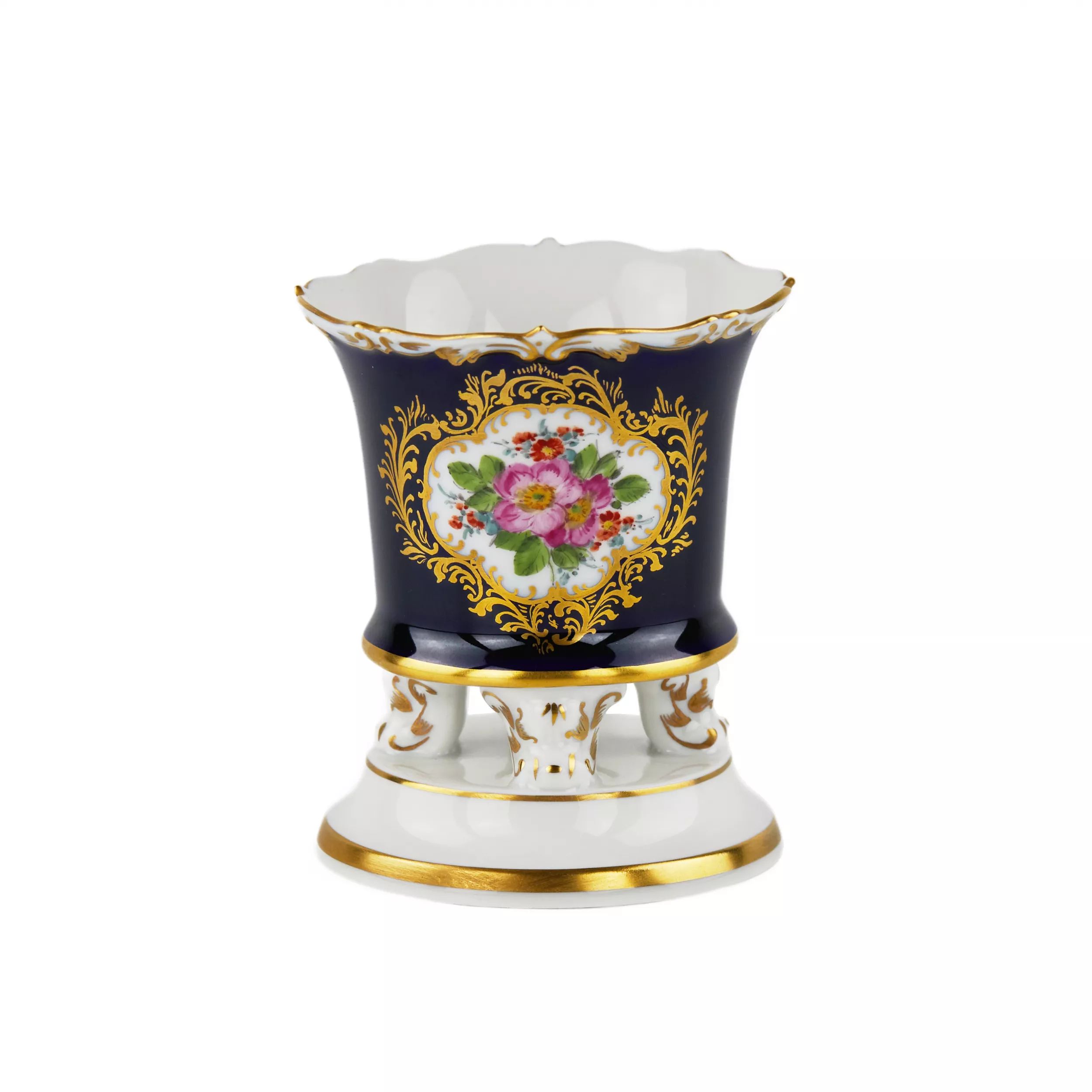 Petit vase à quatre pieds chiffres reposant sur un piedouche rond. Manufacture de Meissen. 