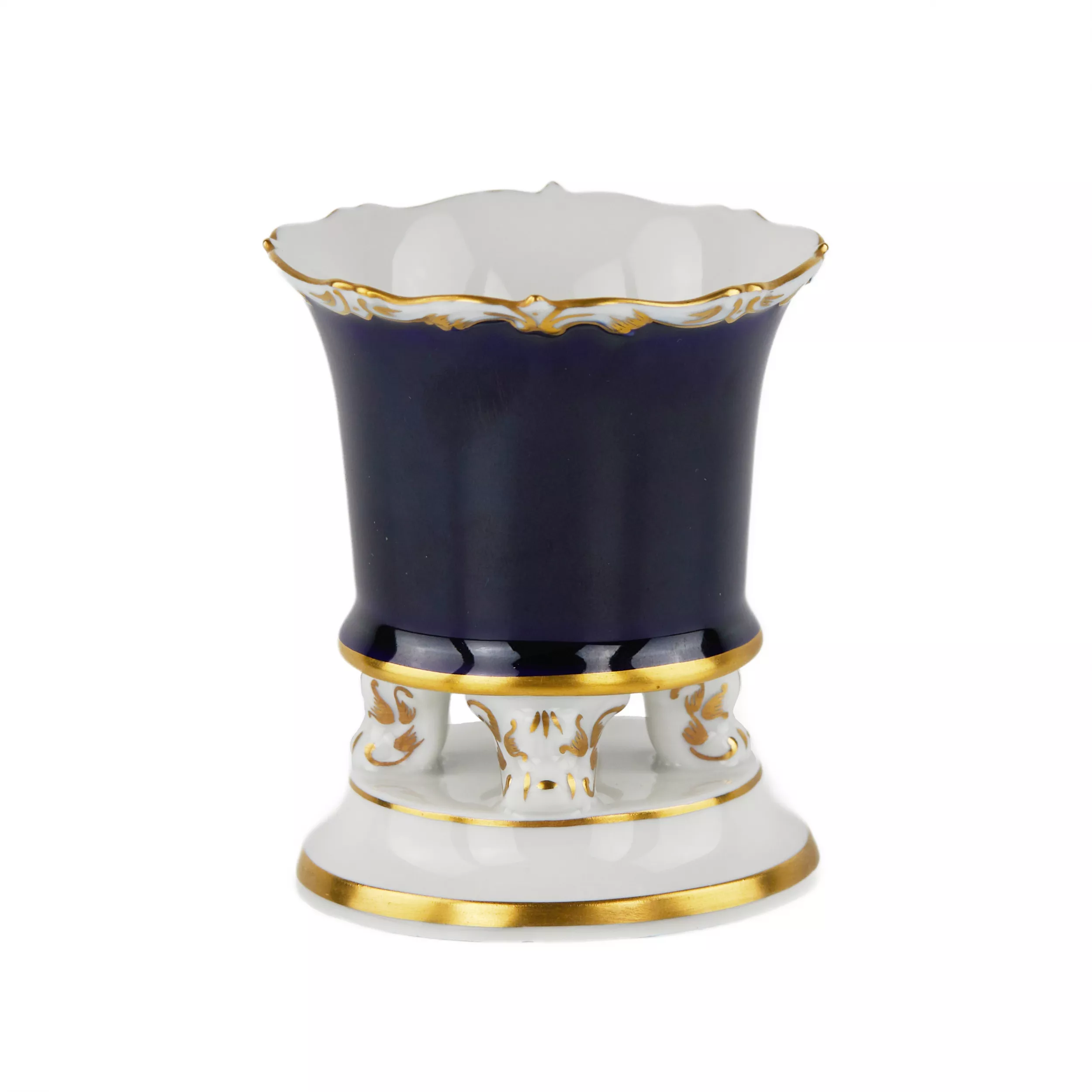 Petit vase à quatre pieds chiffres reposant sur un piedouche rond. Manufacture de Meissen. 
