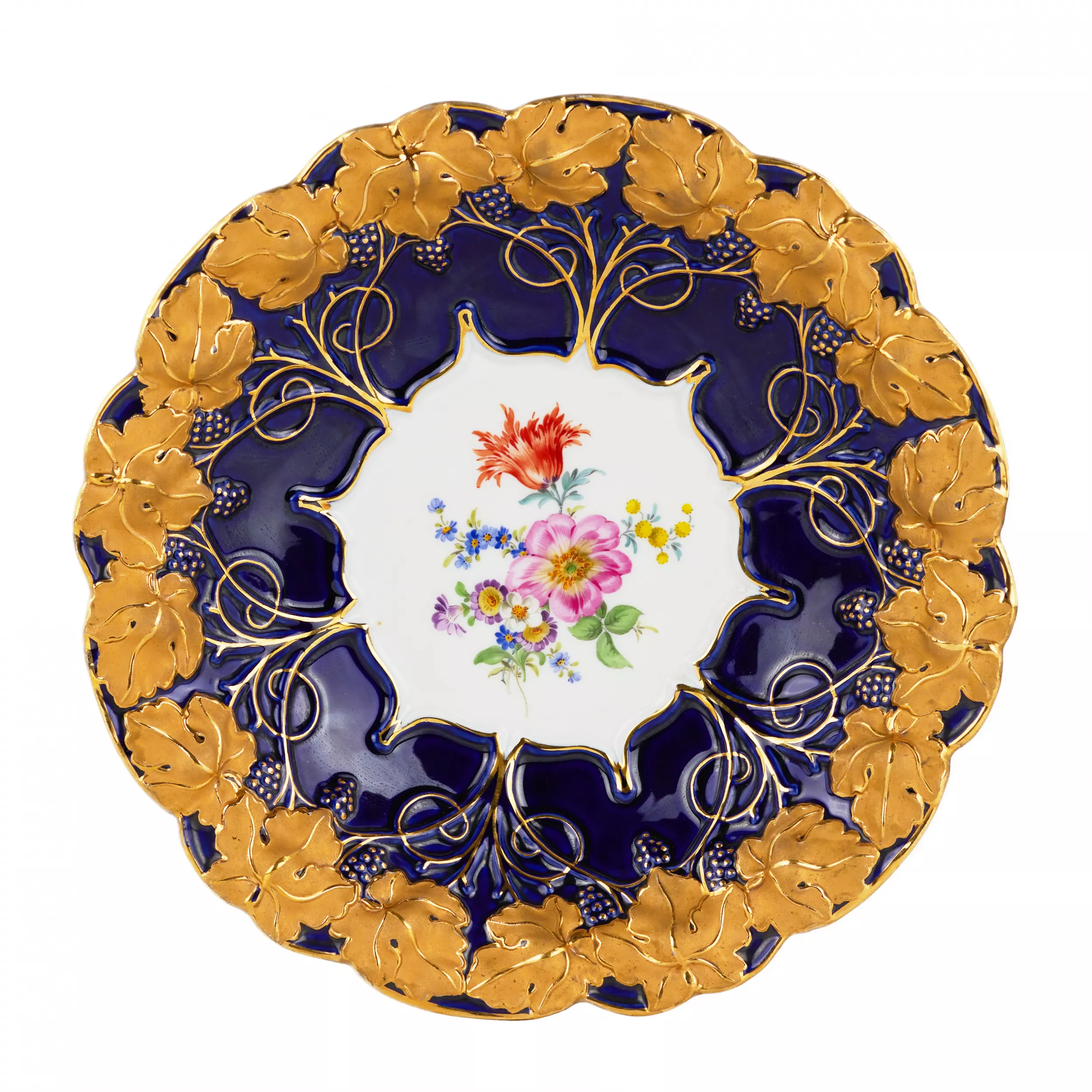 Meissen. Un magnifique plat peint à decor en relief dore, sur fond bleu cobalt. 