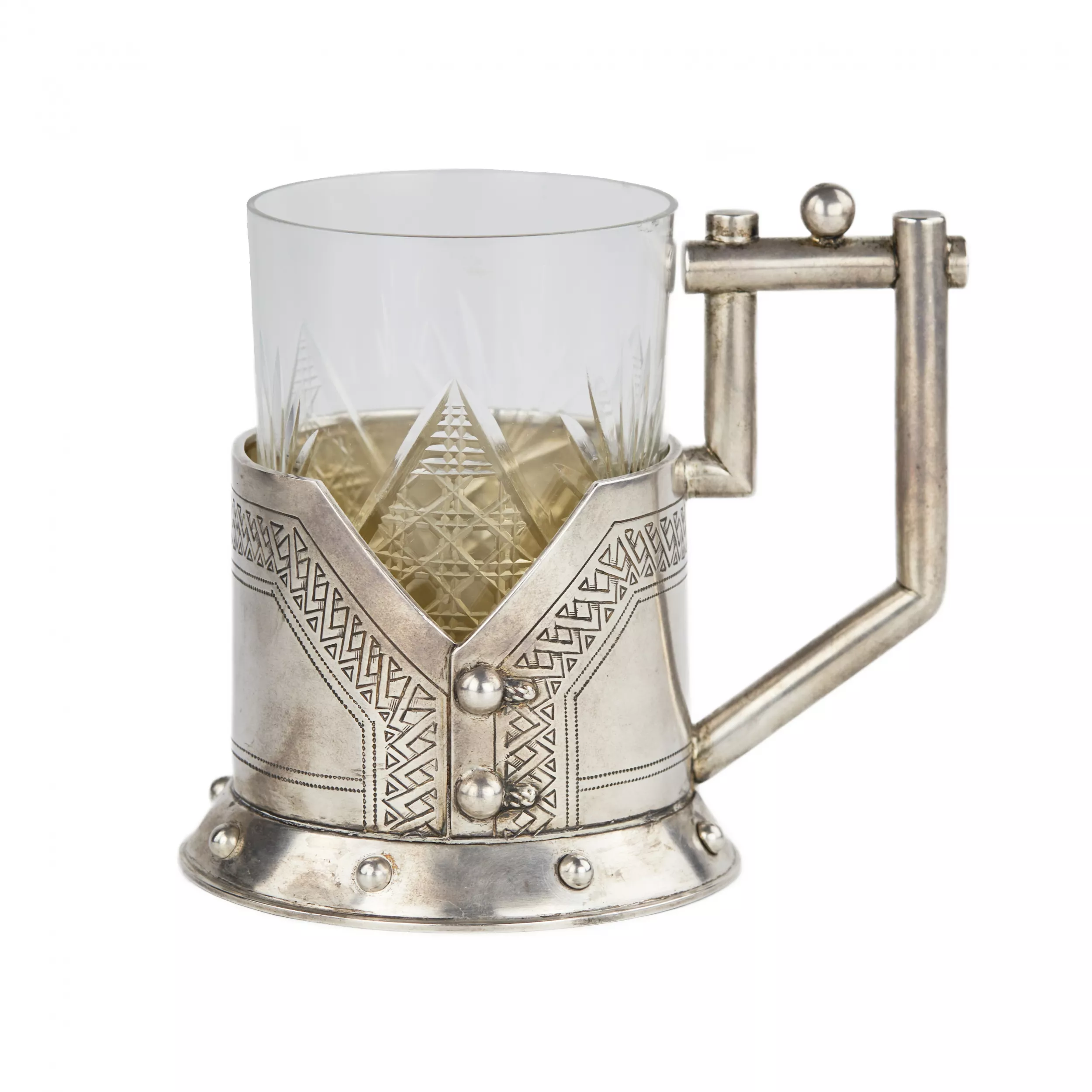 Porte-gobelet original en argent en forme de caftan avec une decoupe. K. Verlin. Petersbourg 1882.