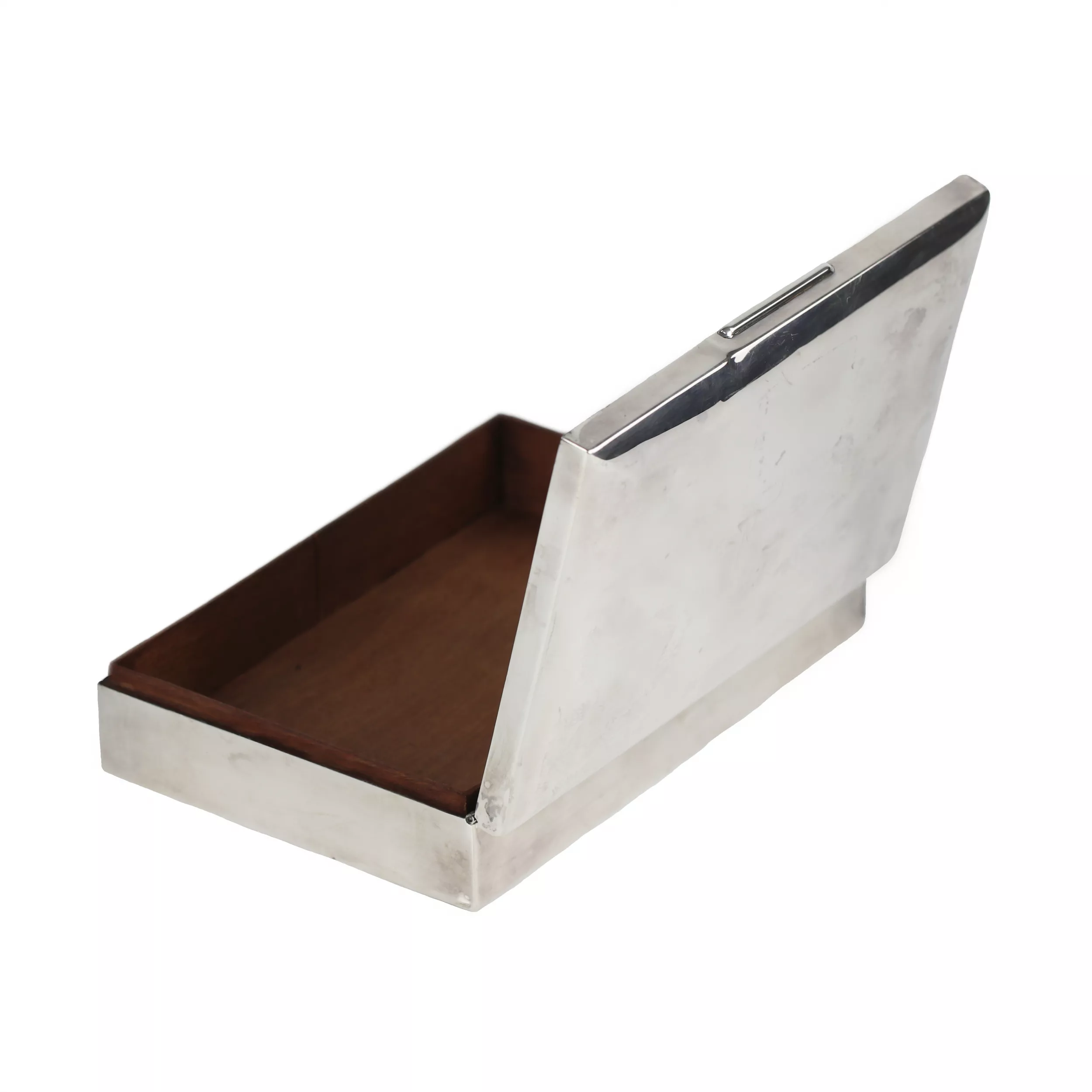 Boîte à cigares en argent avec insert en acajou. Allemagne, XXe siècle.