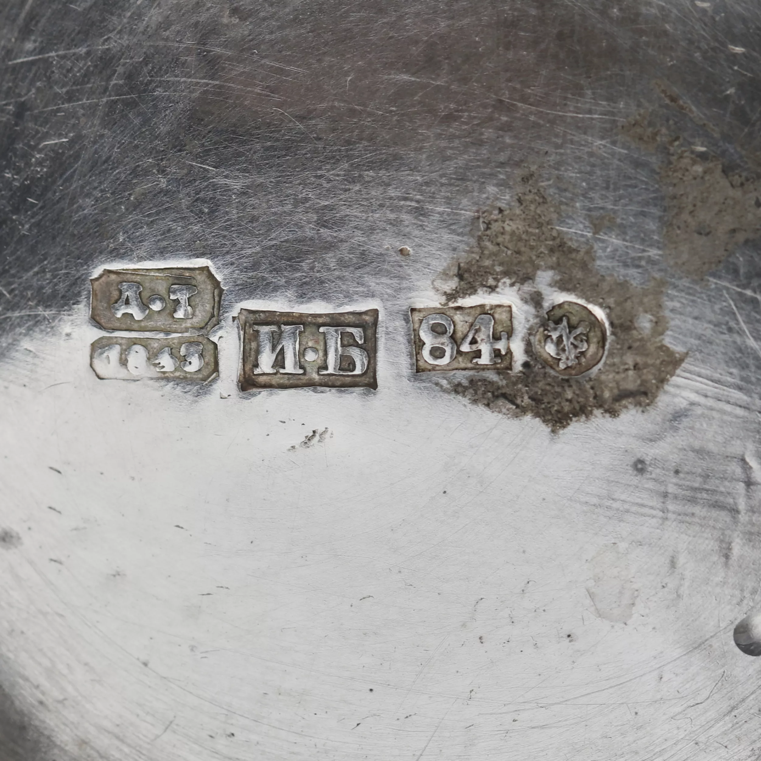 Bol à caviar russe en argent avec plateau en verre et cuillère en argent. 1843.