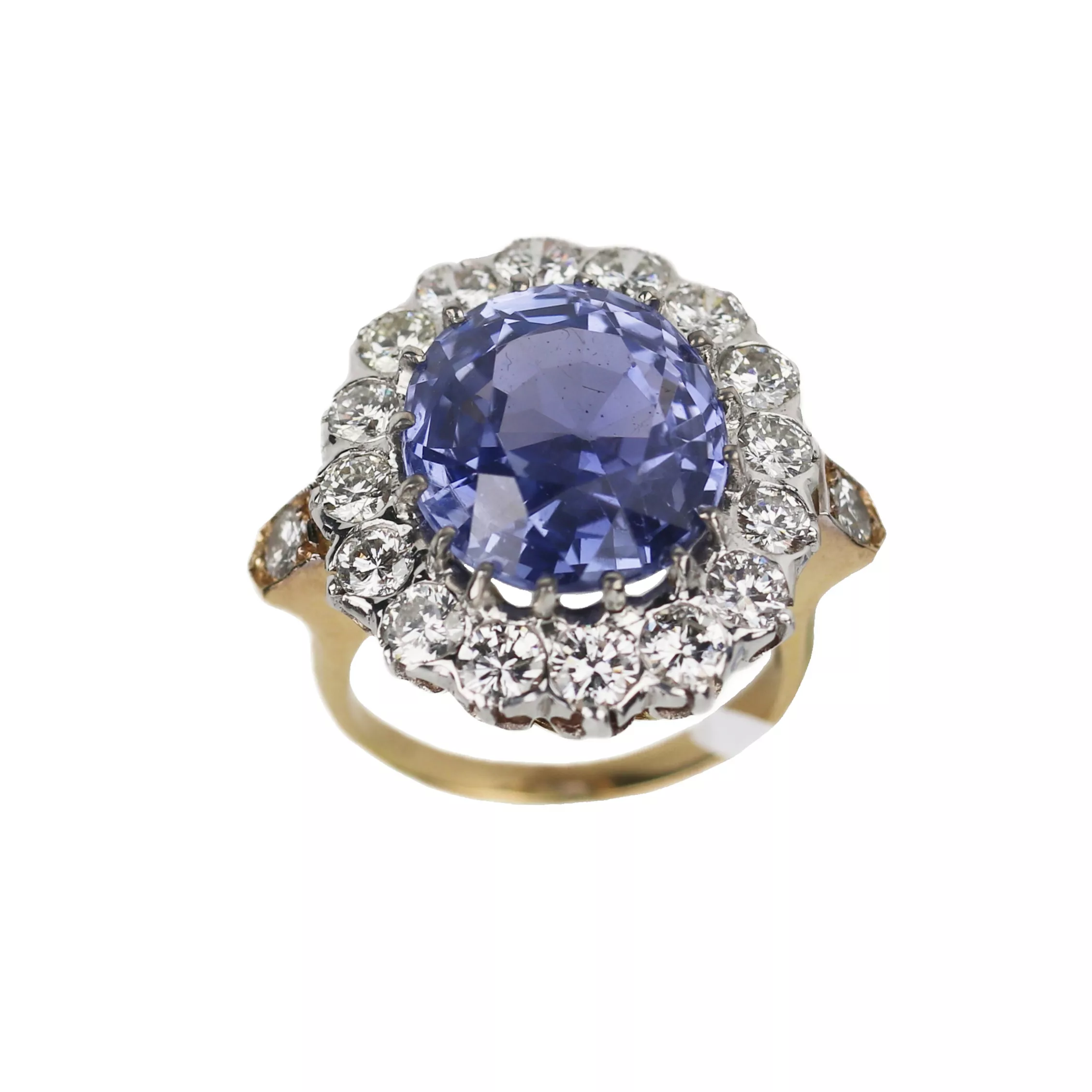 Excellente bague en or 18 carats avec saphir de 10,96 carats et parsemee de diamants. 