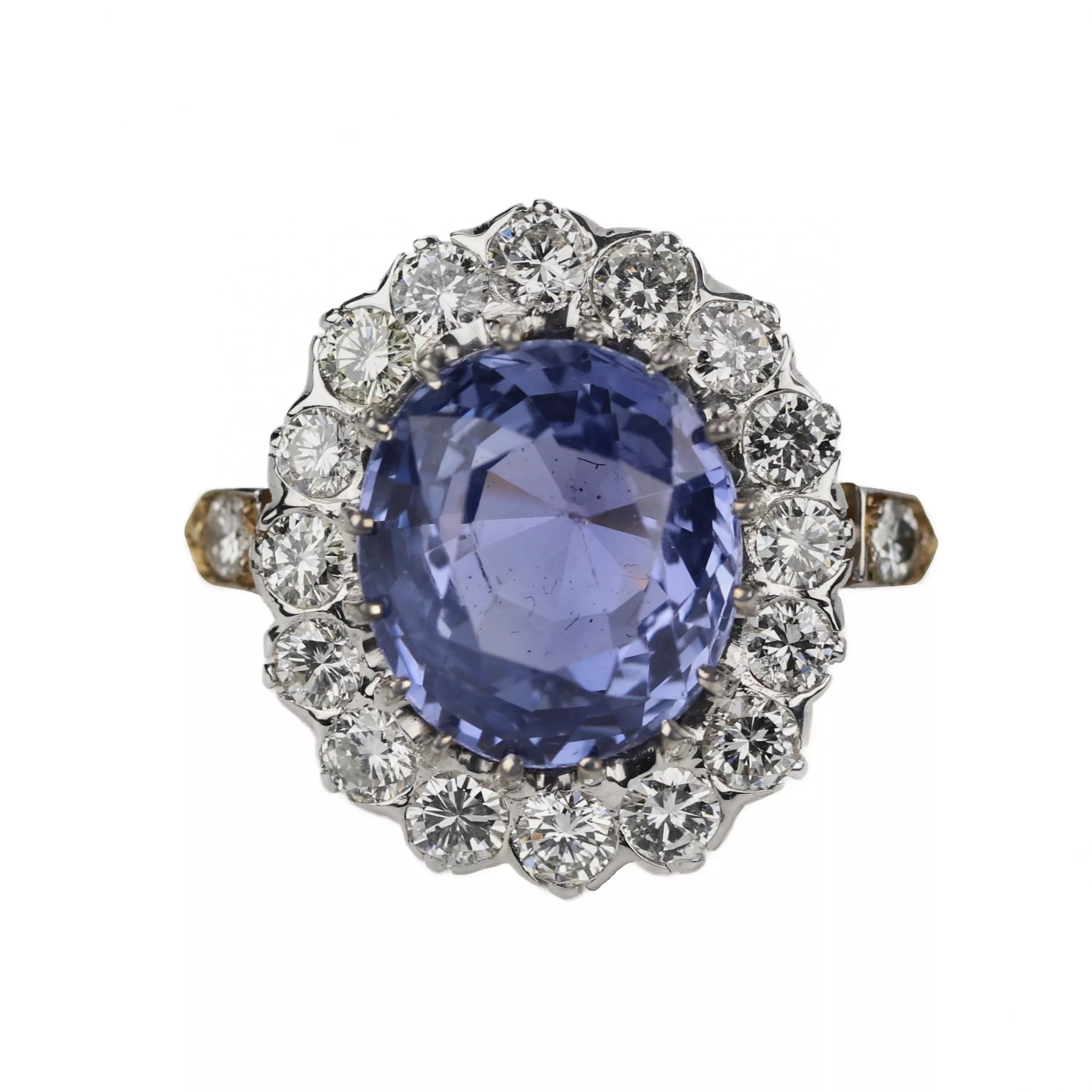 Excellente bague en or 18 carats avec saphir de 10,96 carats et parsemee de diamants. 