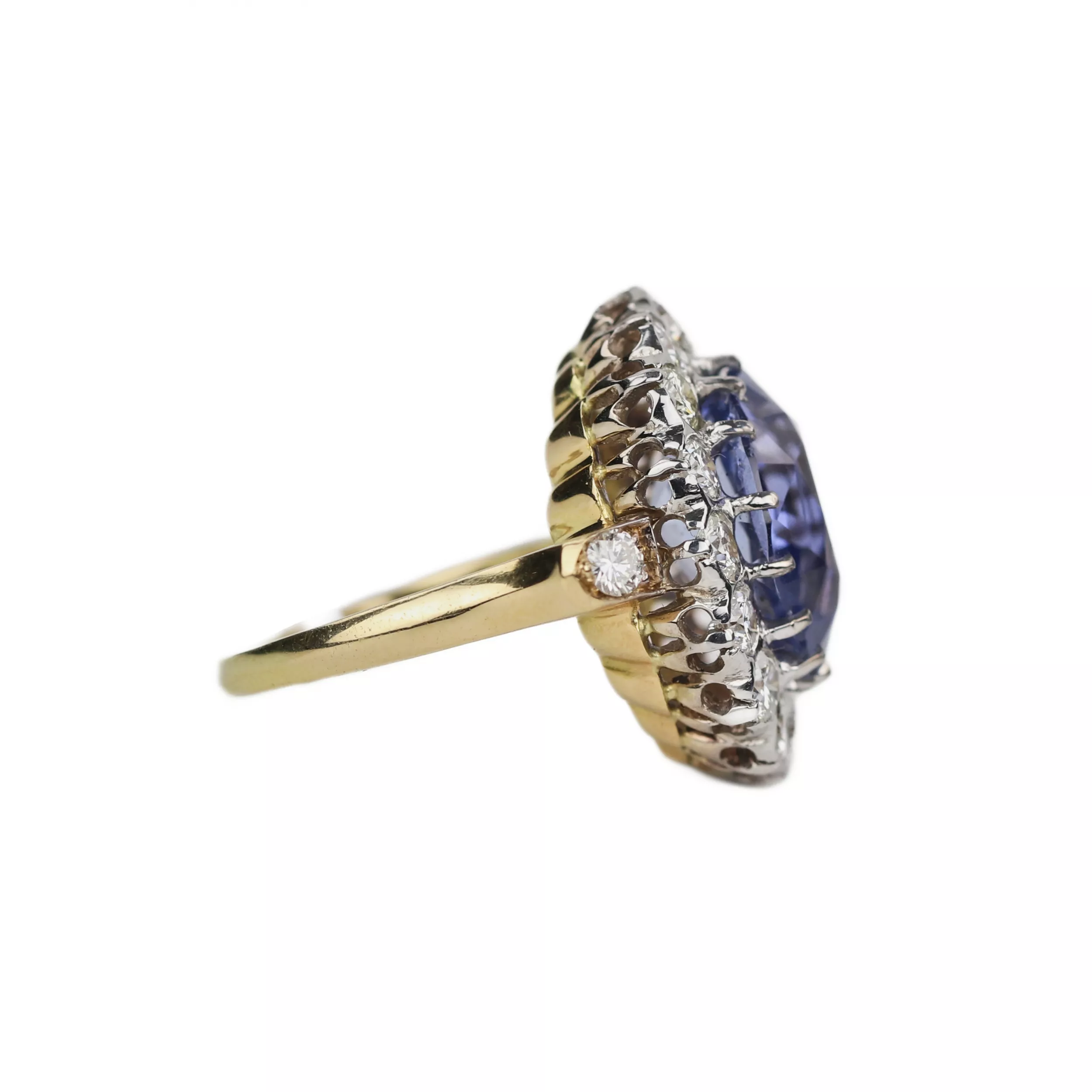 Excellente bague en or 18 carats avec saphir de 10,96 carats et parsemee de diamants. 