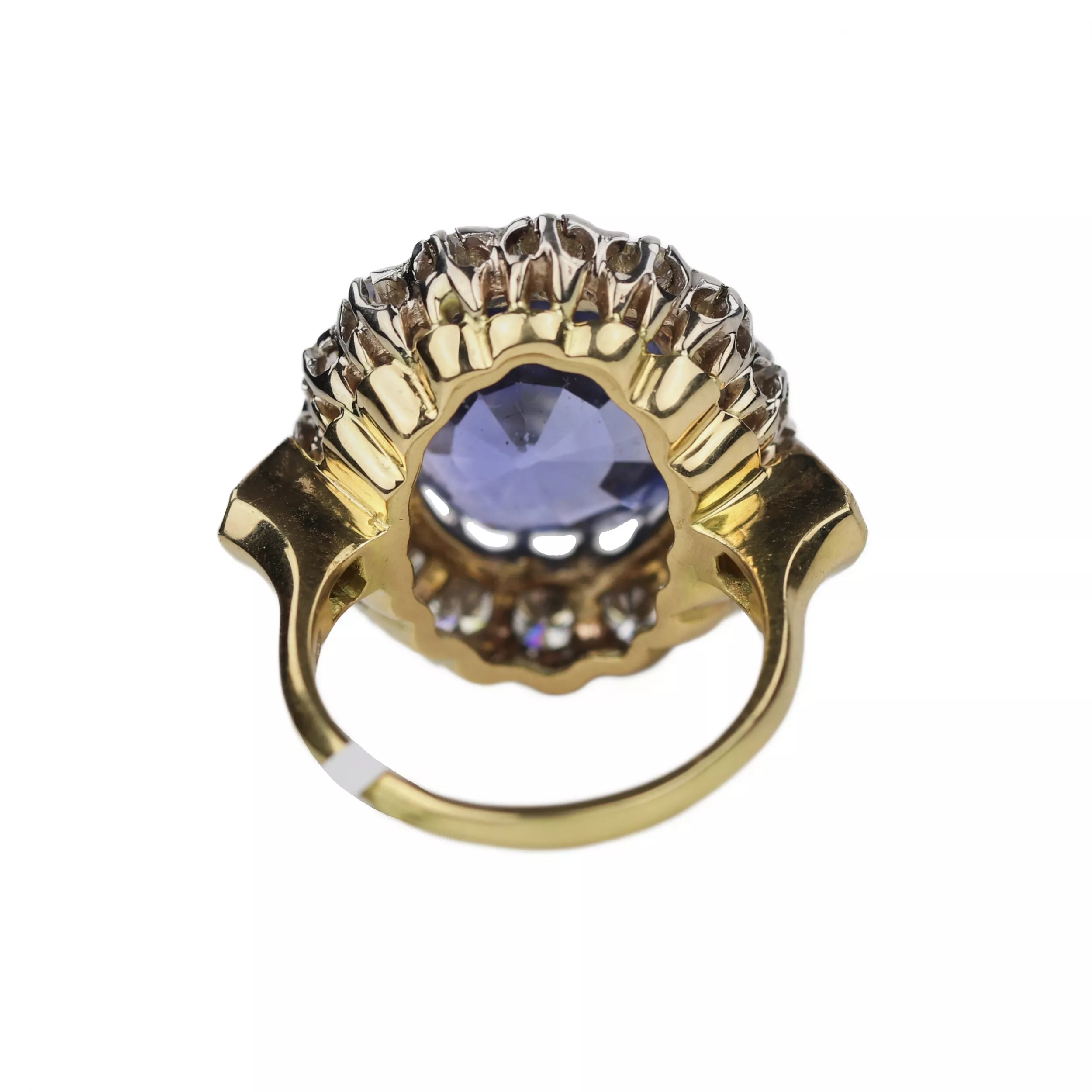 Excellente bague en or 18 carats avec saphir de 10,96 carats et parsemee de diamants. 
