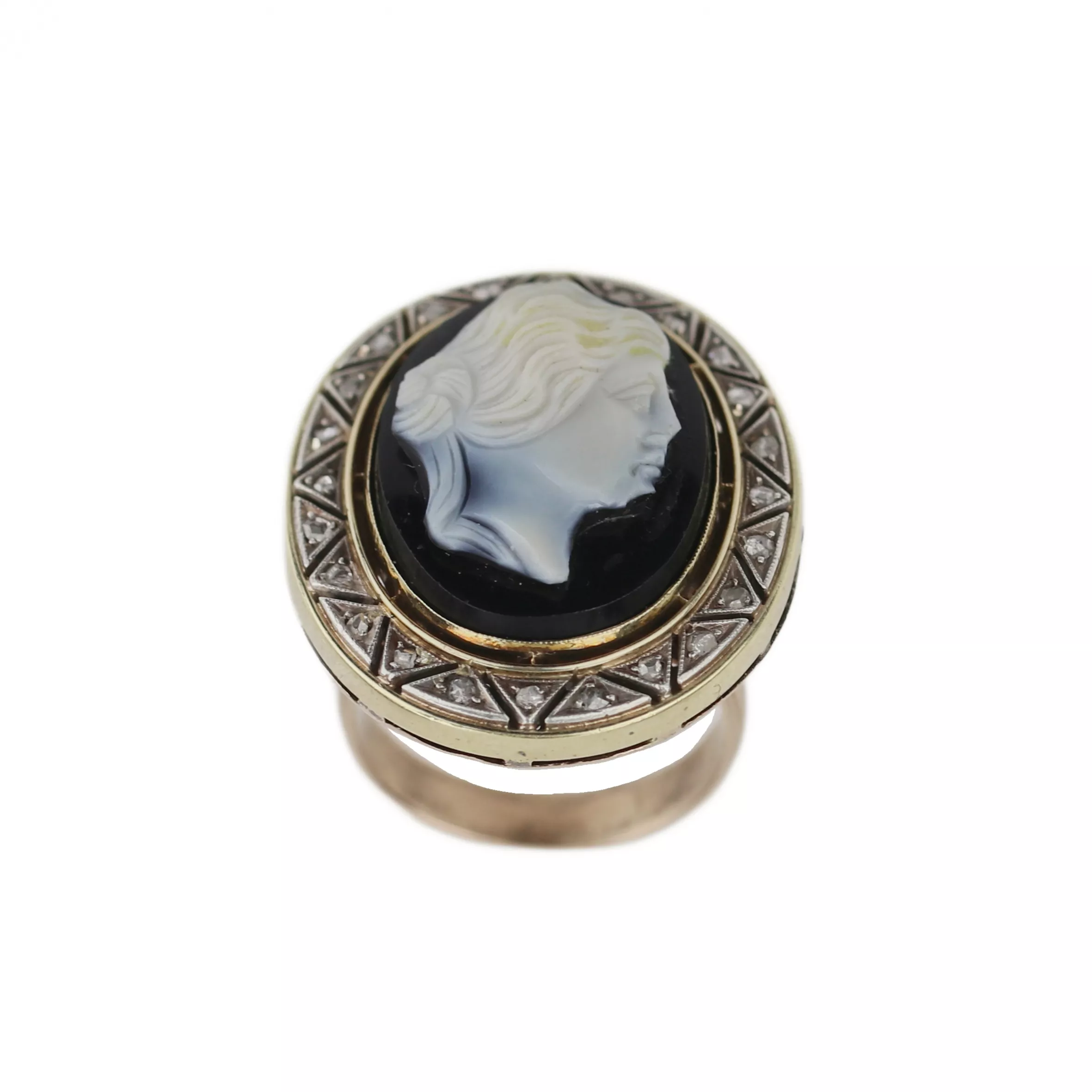 Bague ovale en or avec camee et diamants. Lettonie 1920-1930.