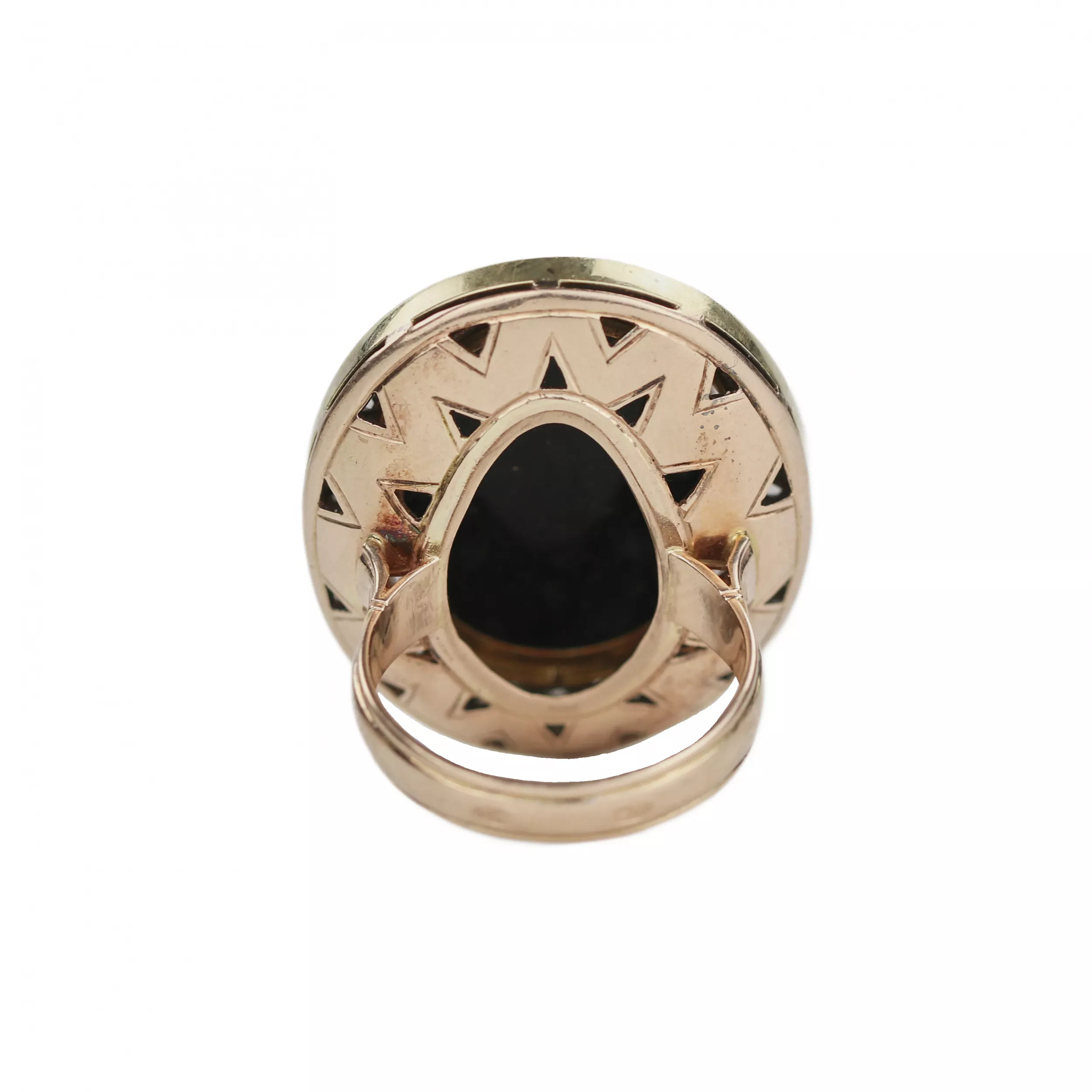 Bague ovale en or avec camee et diamants. Lettonie 1920-1930.