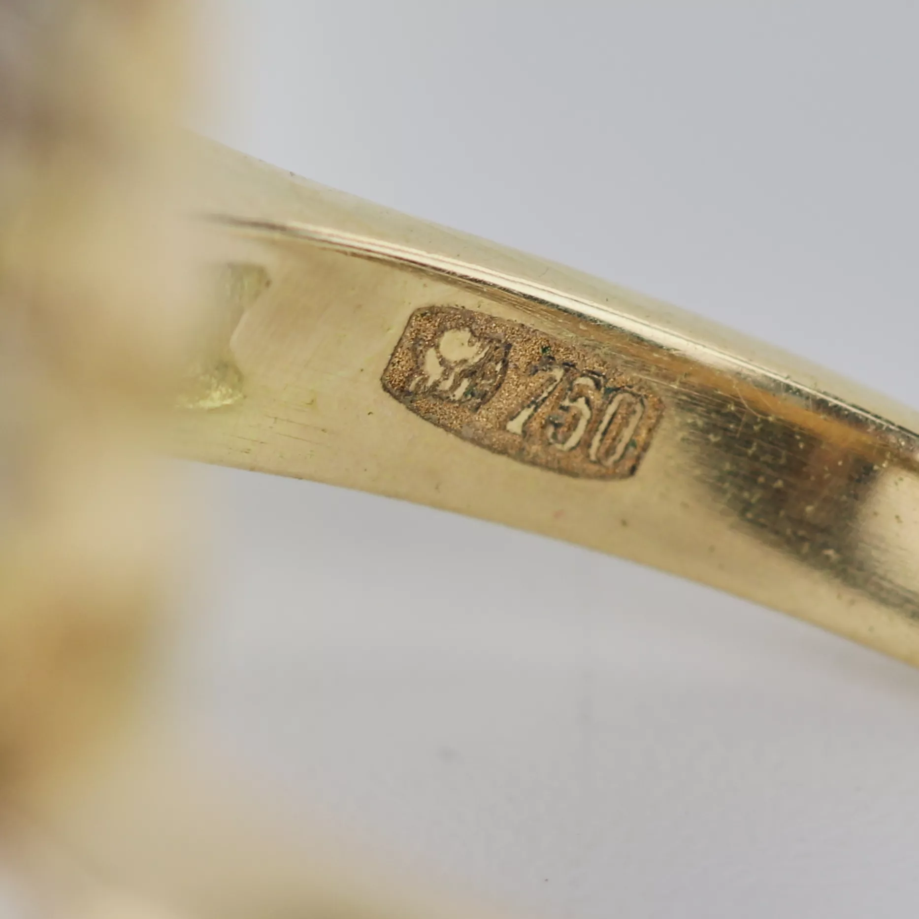 Excellente bague en or 18 carats avec saphir de 10,96 carats et parsemee de diamants. 