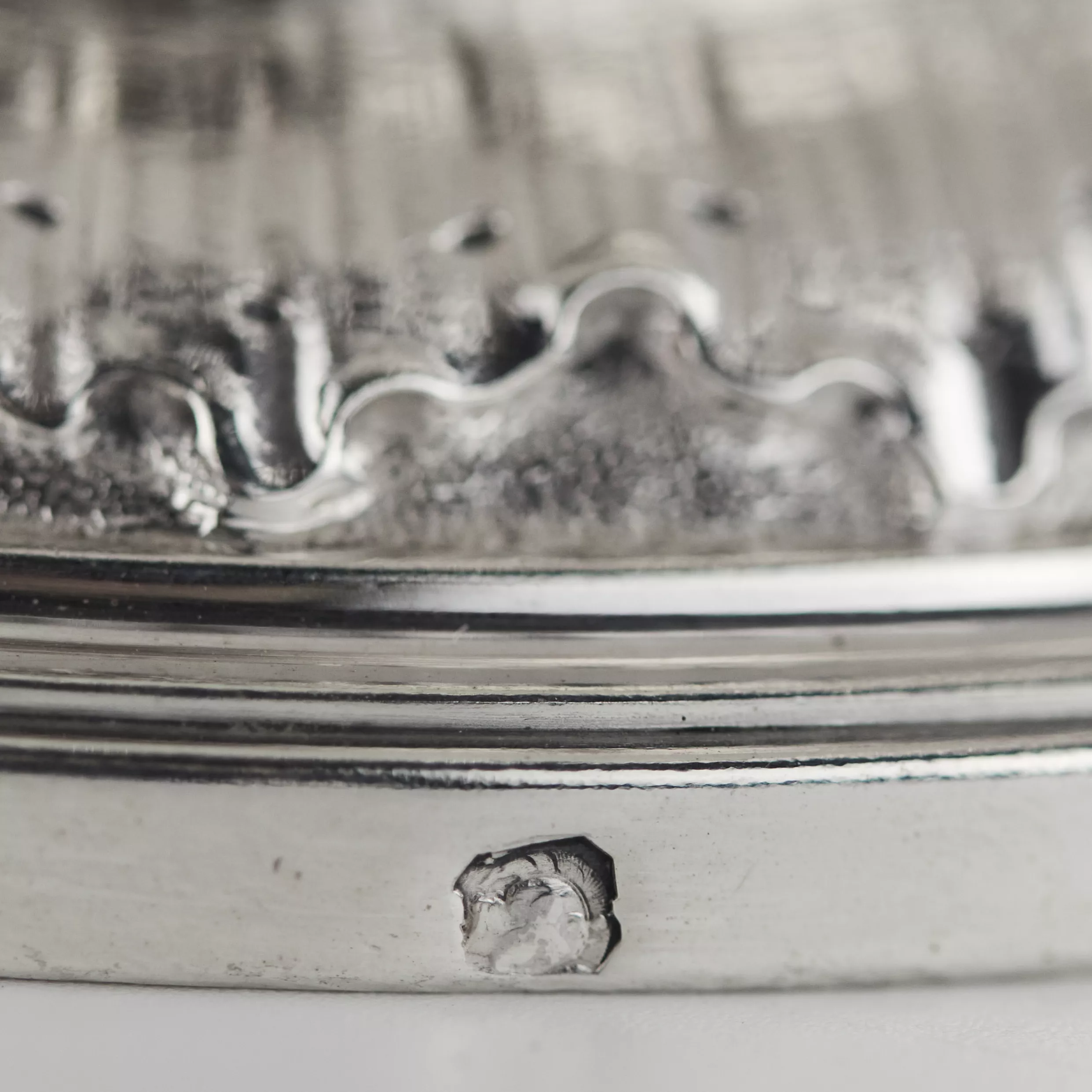 Paire de pichets à vin français en verre spiralé et argent. Fin du 19ème siècle. 
