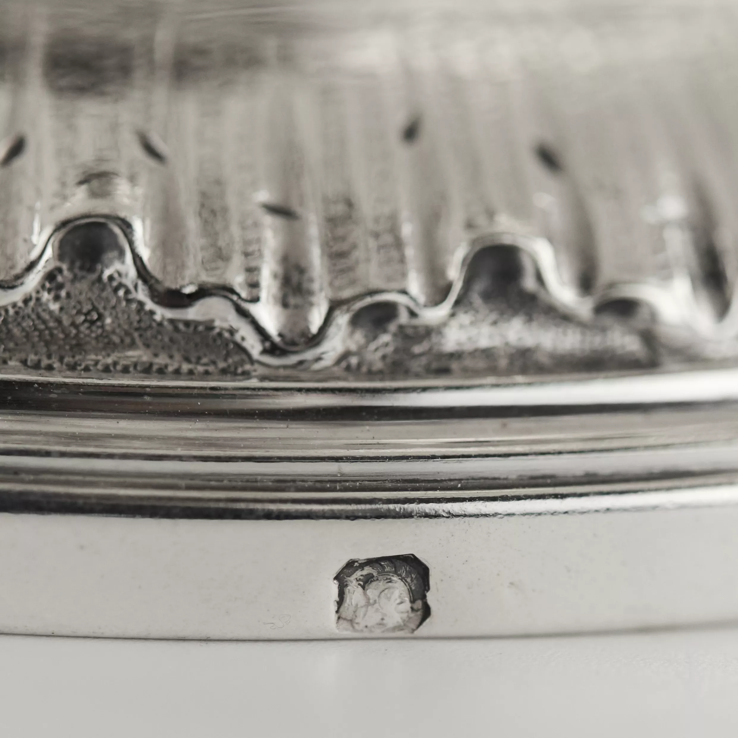 Paire de pichets à vin français en verre spiralé et argent. Fin du 19ème siècle. 