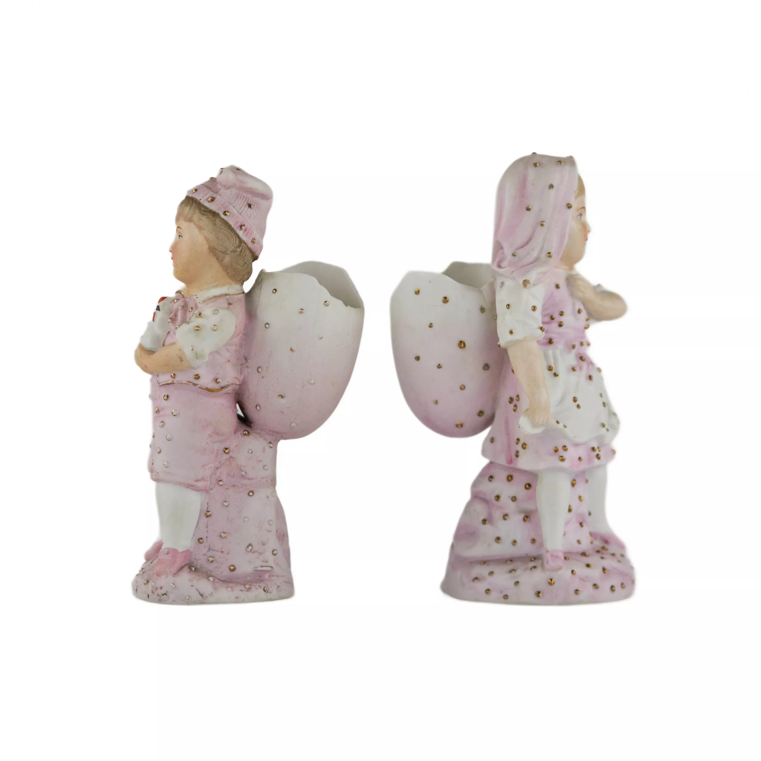 Une paire de figurines de Pâques non émaillées d`un garçon et d`une fille de l`usine Kuznetsov. Fin du 19ème siècle. 