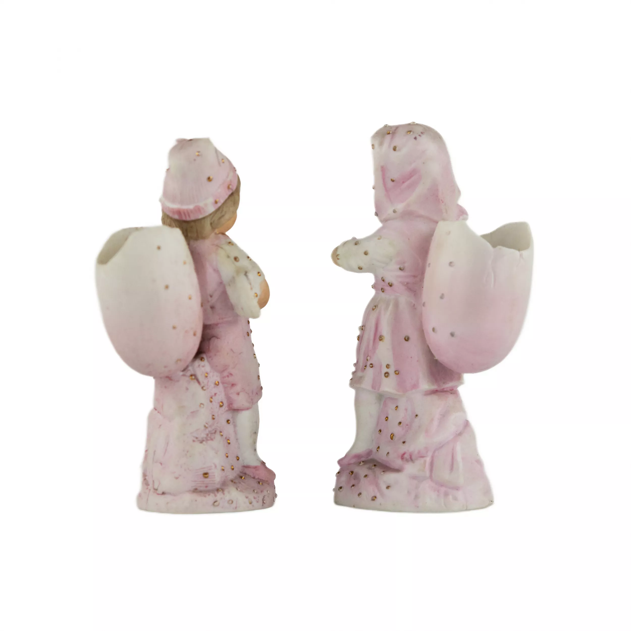 Une paire de figurines de Pâques non émaillées d`un garçon et d`une fille de l`usine Kuznetsov. Fin du 19ème siècle. 