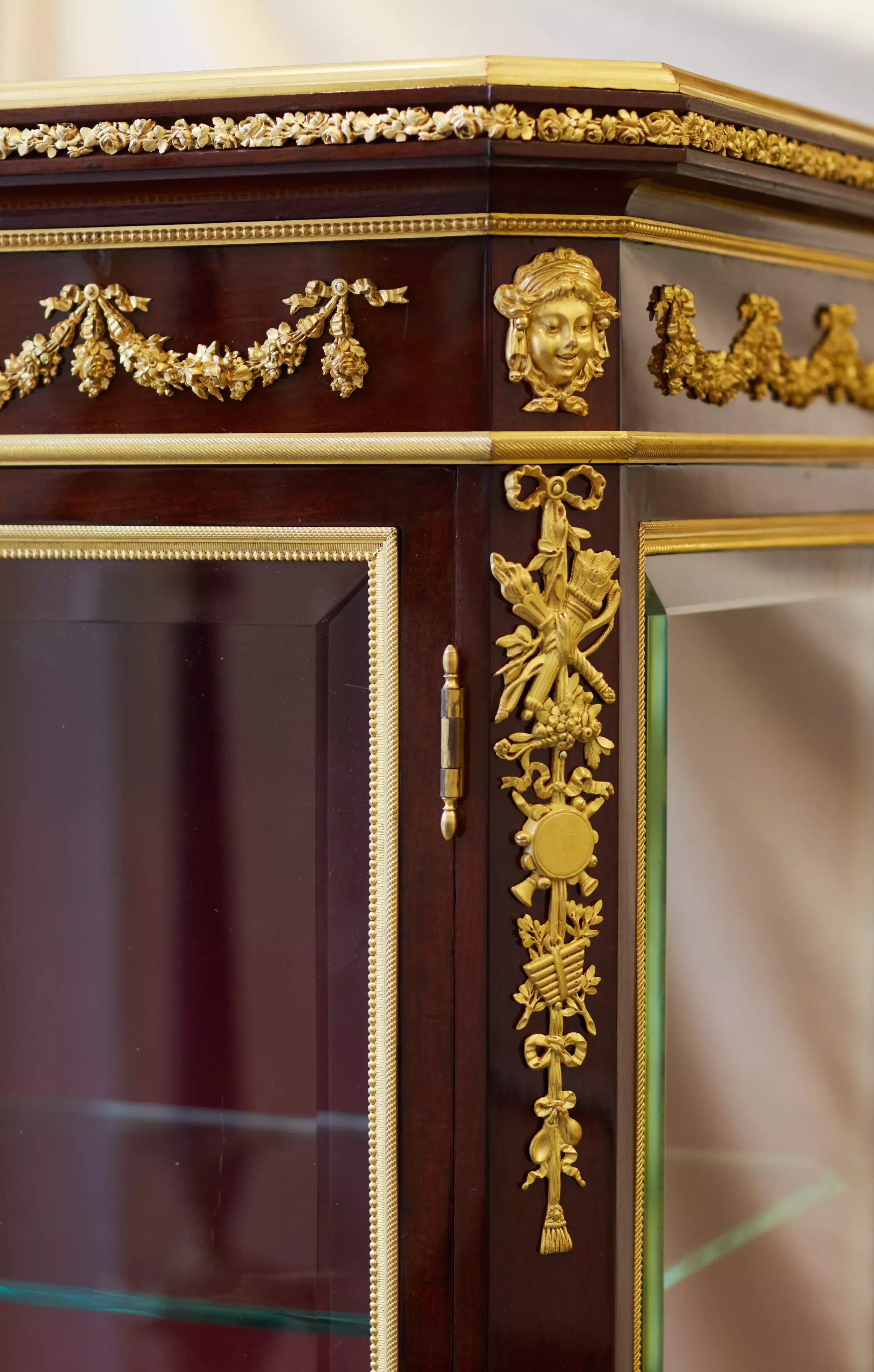 VITRINE EN ACAJOU ET BRONZE DORÉ DANS LE GOÛT DE SORMANI FRANCE, FIN DU XIXE SIÈCLE