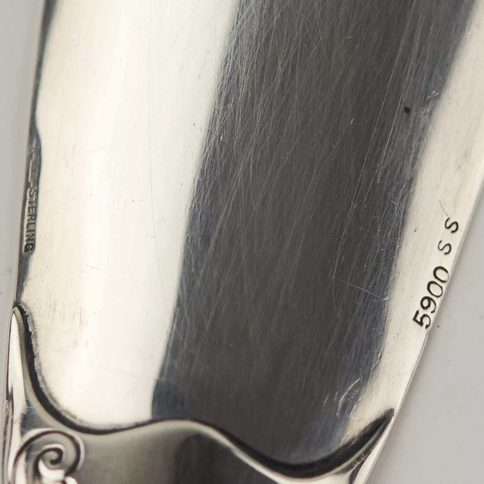SILVER SHOEHORN WITH MONOGRAM IN FITTED CASE. CALLEGARI. 20TH CENTURY