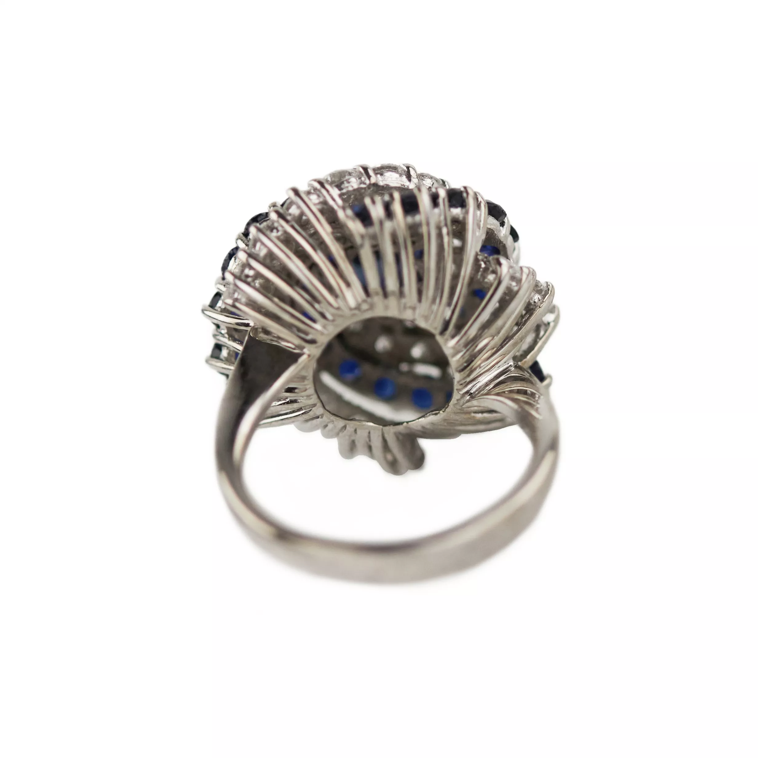 Bague en or en forme de spirale avec saphirs et diamants. 
