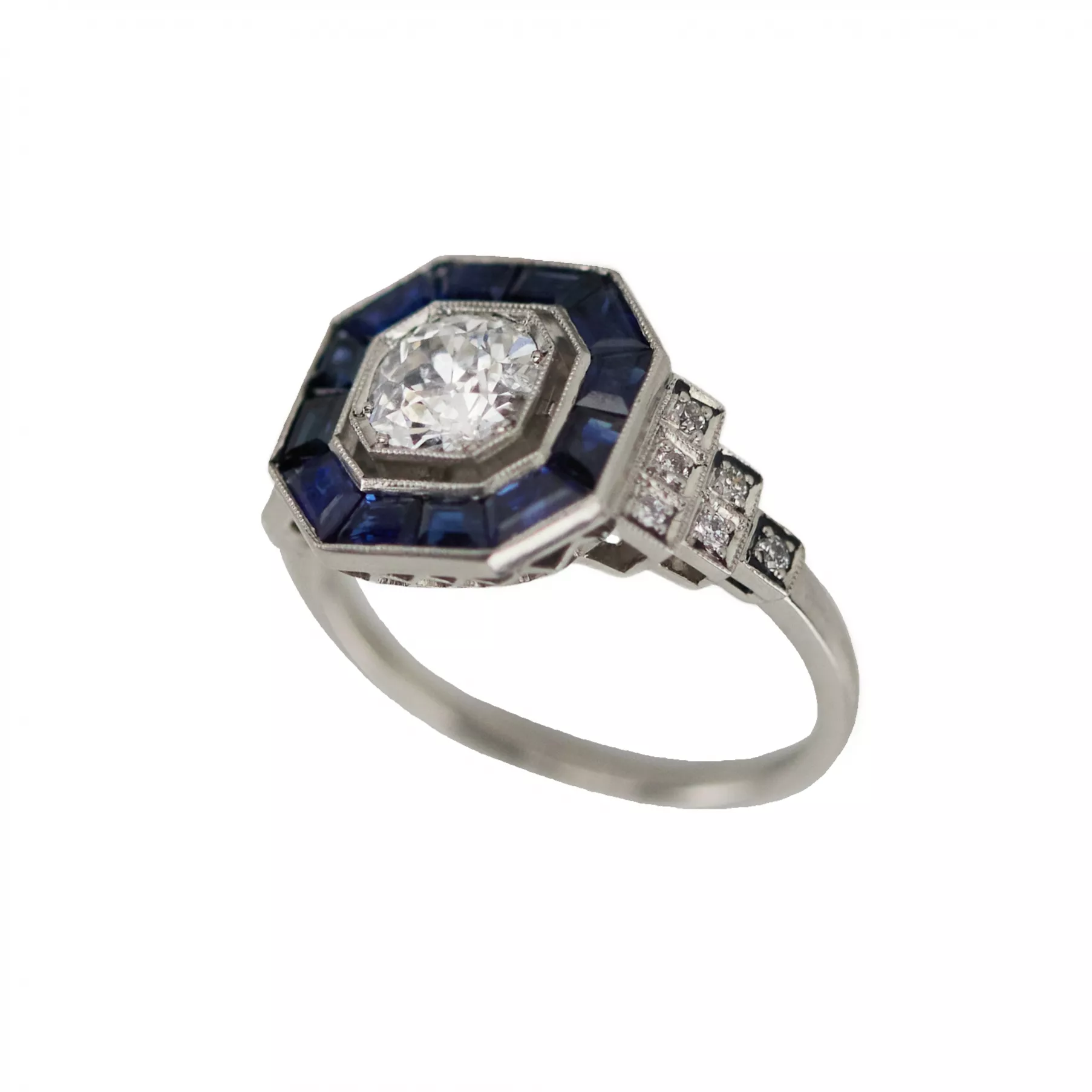 Élégante bague en platine avec diamants et saphirs. 