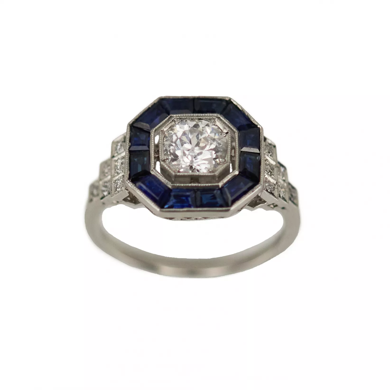 Élégante bague en platine avec diamants et saphirs. 
