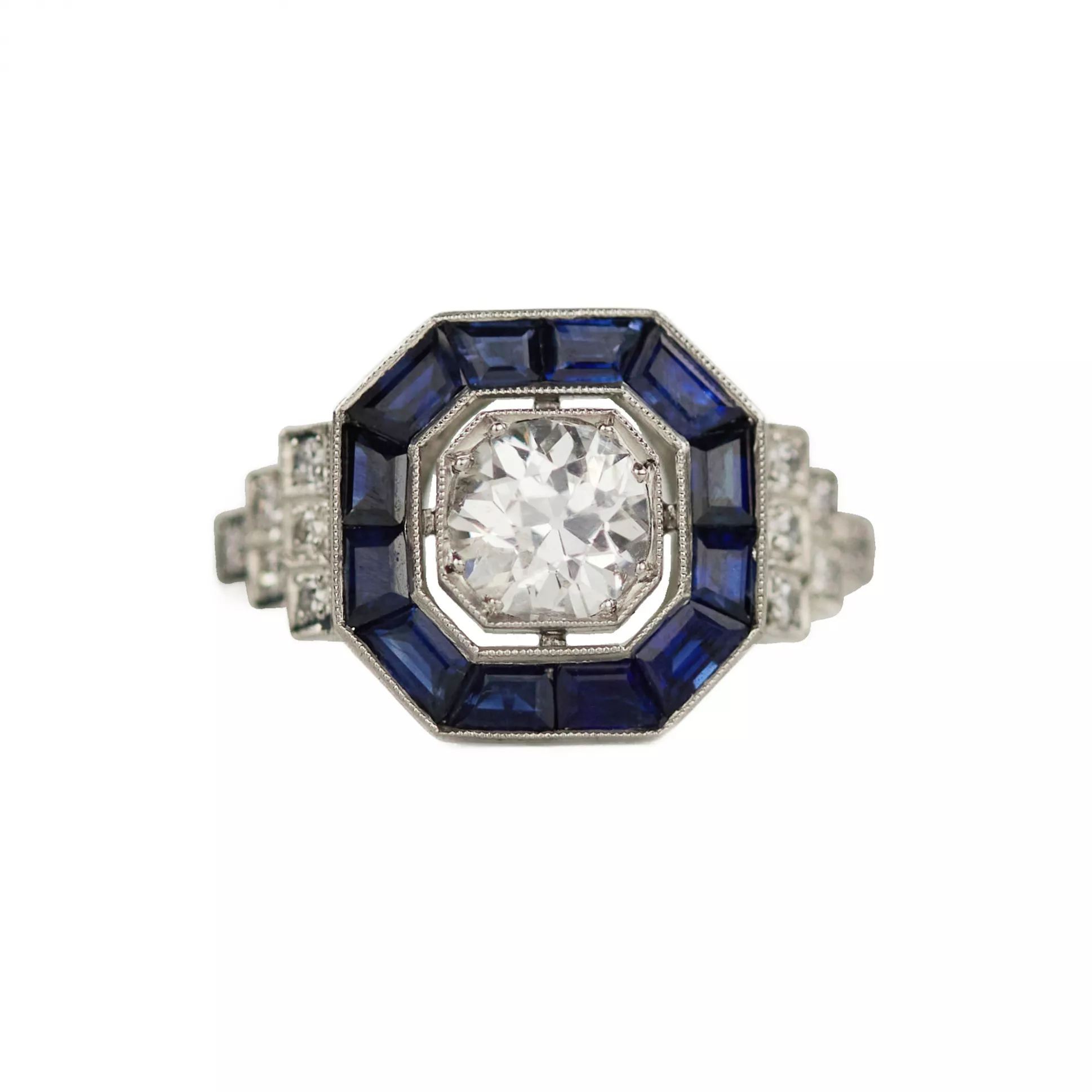 Élégante bague en platine avec diamants et saphirs. 