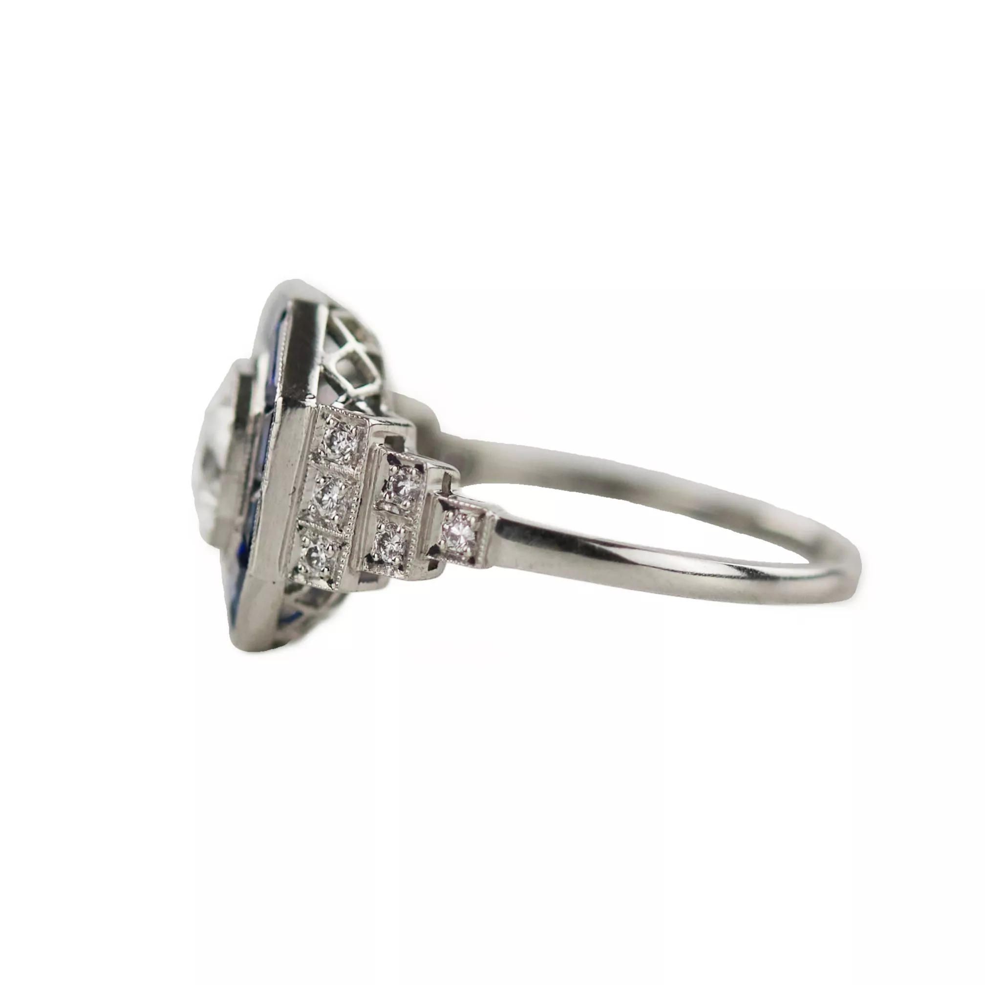 Élégante bague en platine avec diamants et saphirs. 