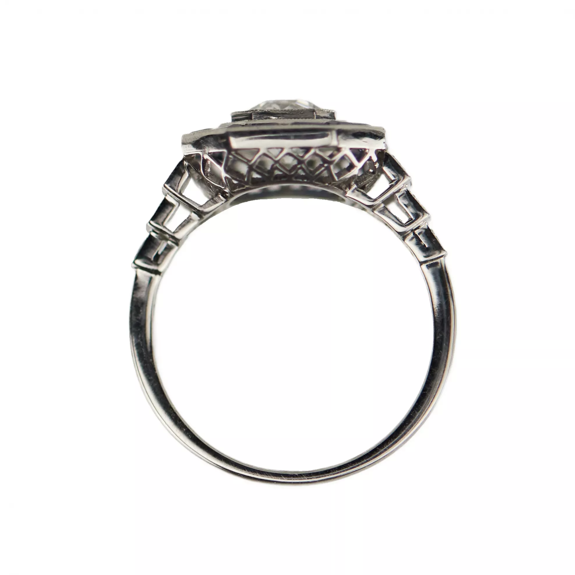 Élégante bague en platine avec diamants et saphirs. 