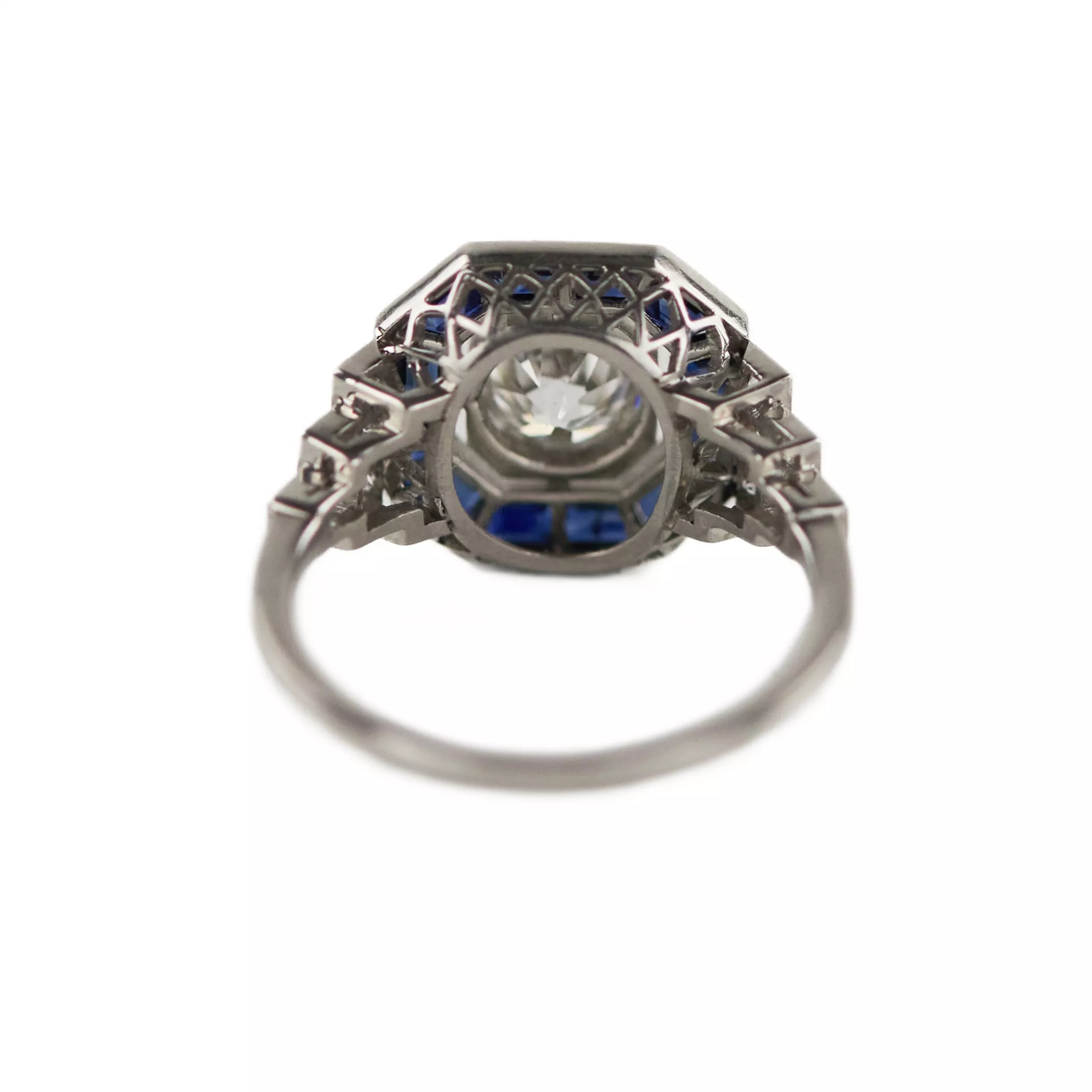 Élégante bague en platine avec diamants et saphirs. 