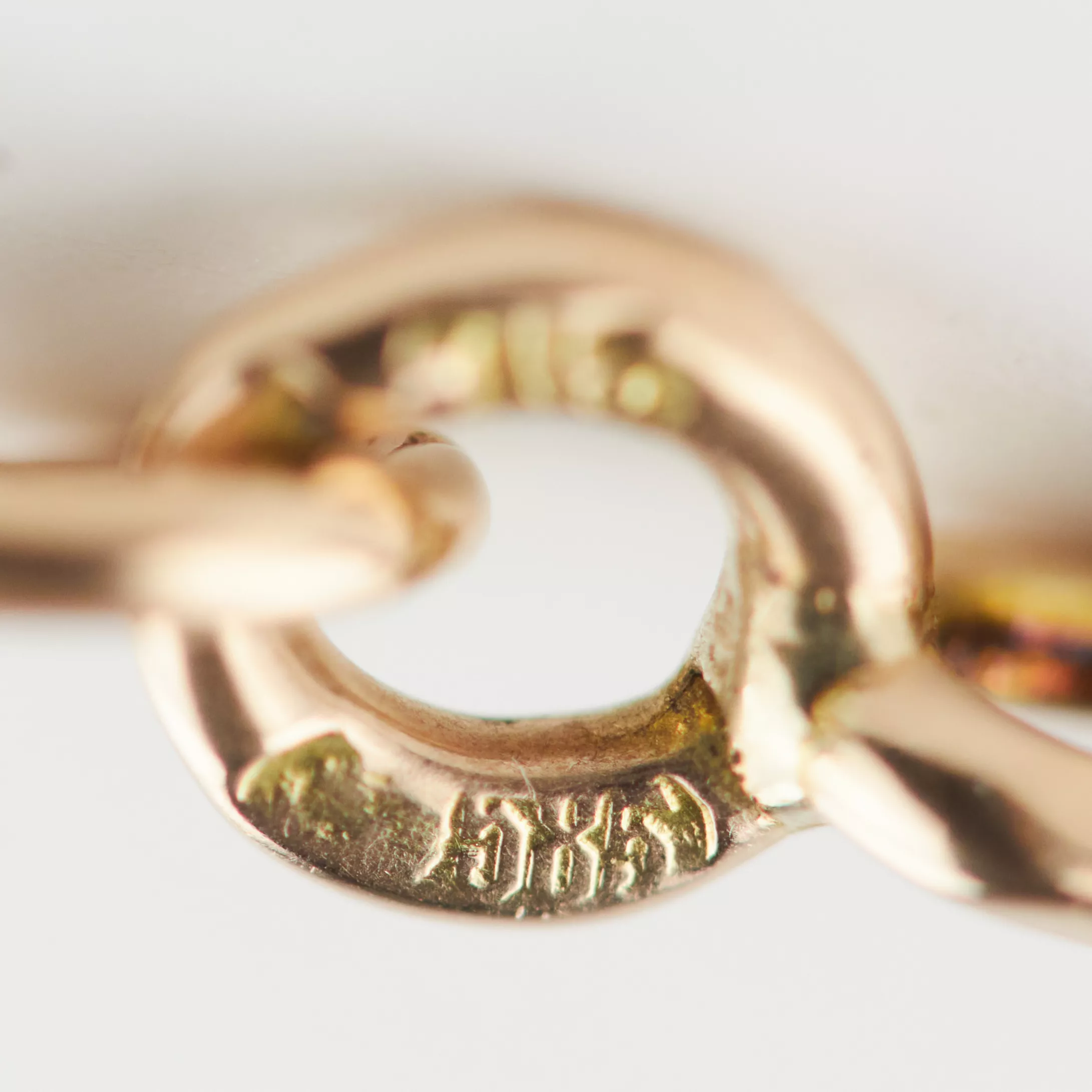 Chaîne en or tressée d`ancre pour montres de poche, avec deux mousquetons. Lettonie. Années 1920-30. 