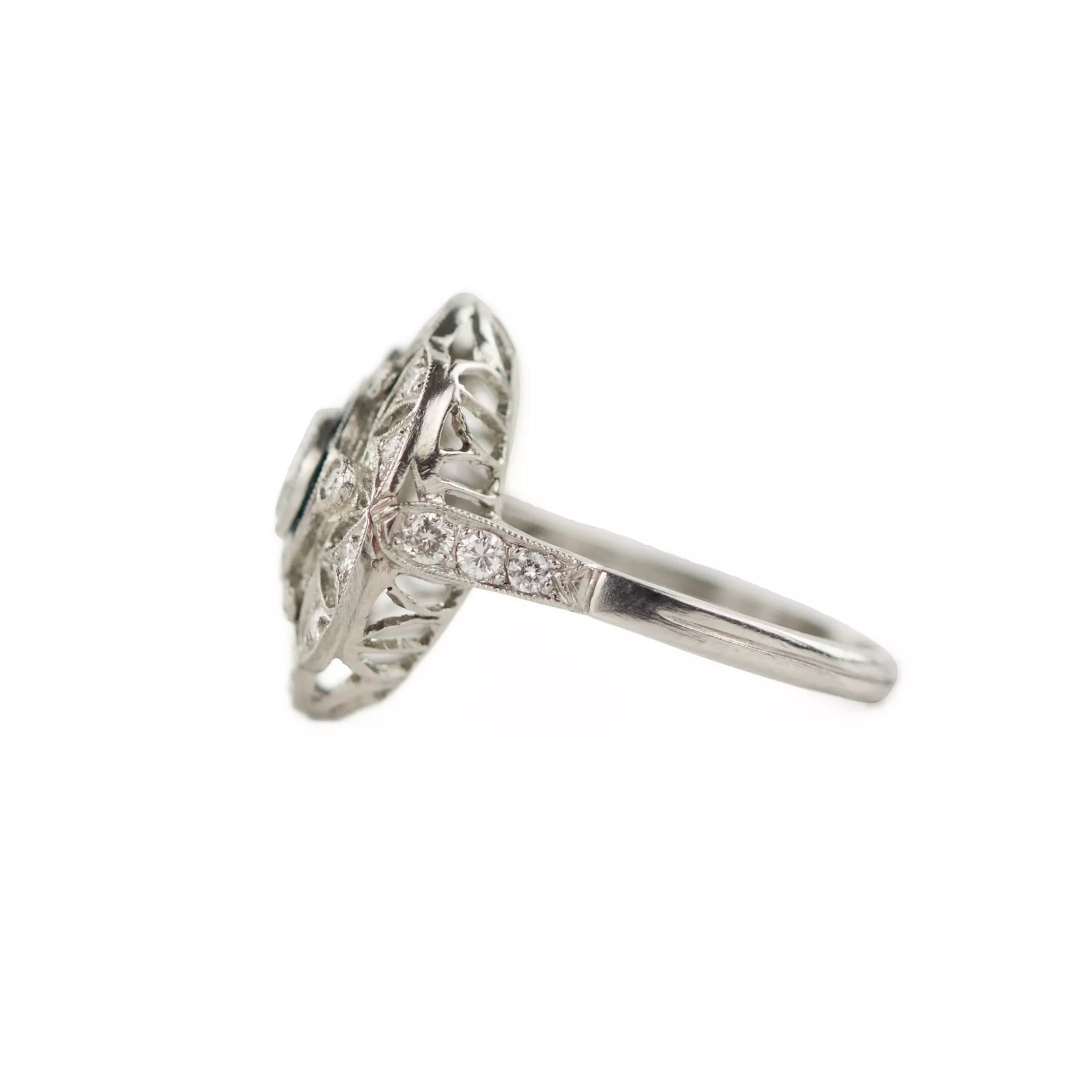 Bague de style Art Déco en platine 900 avec diamants et saphirs. 