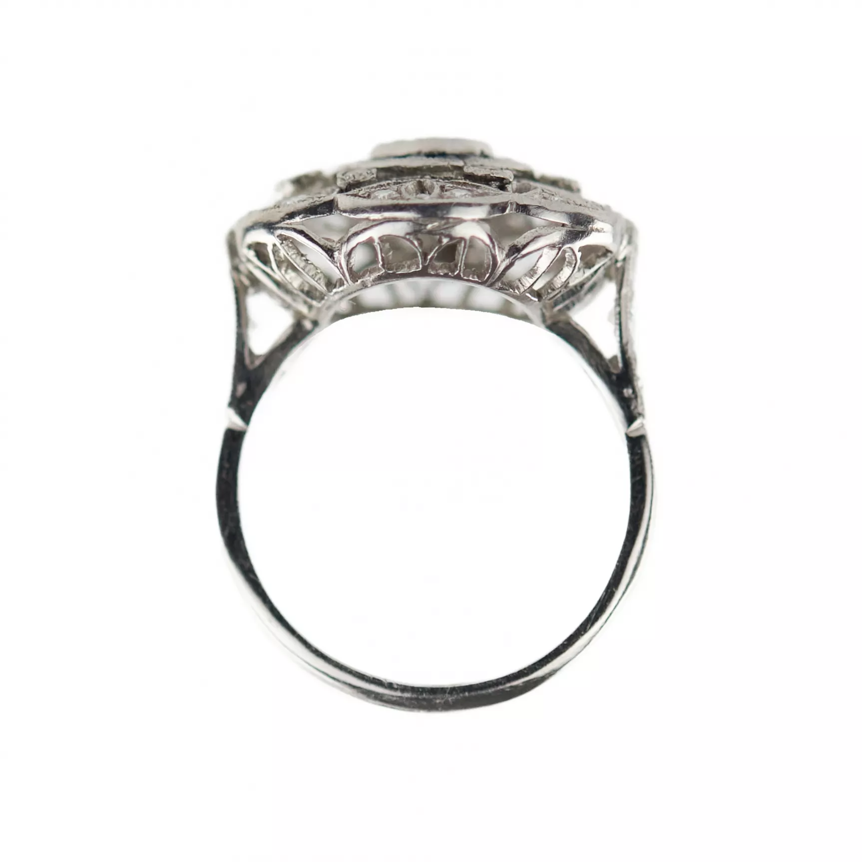 Bague de style Art Déco en platine 900 avec diamants et saphirs. 