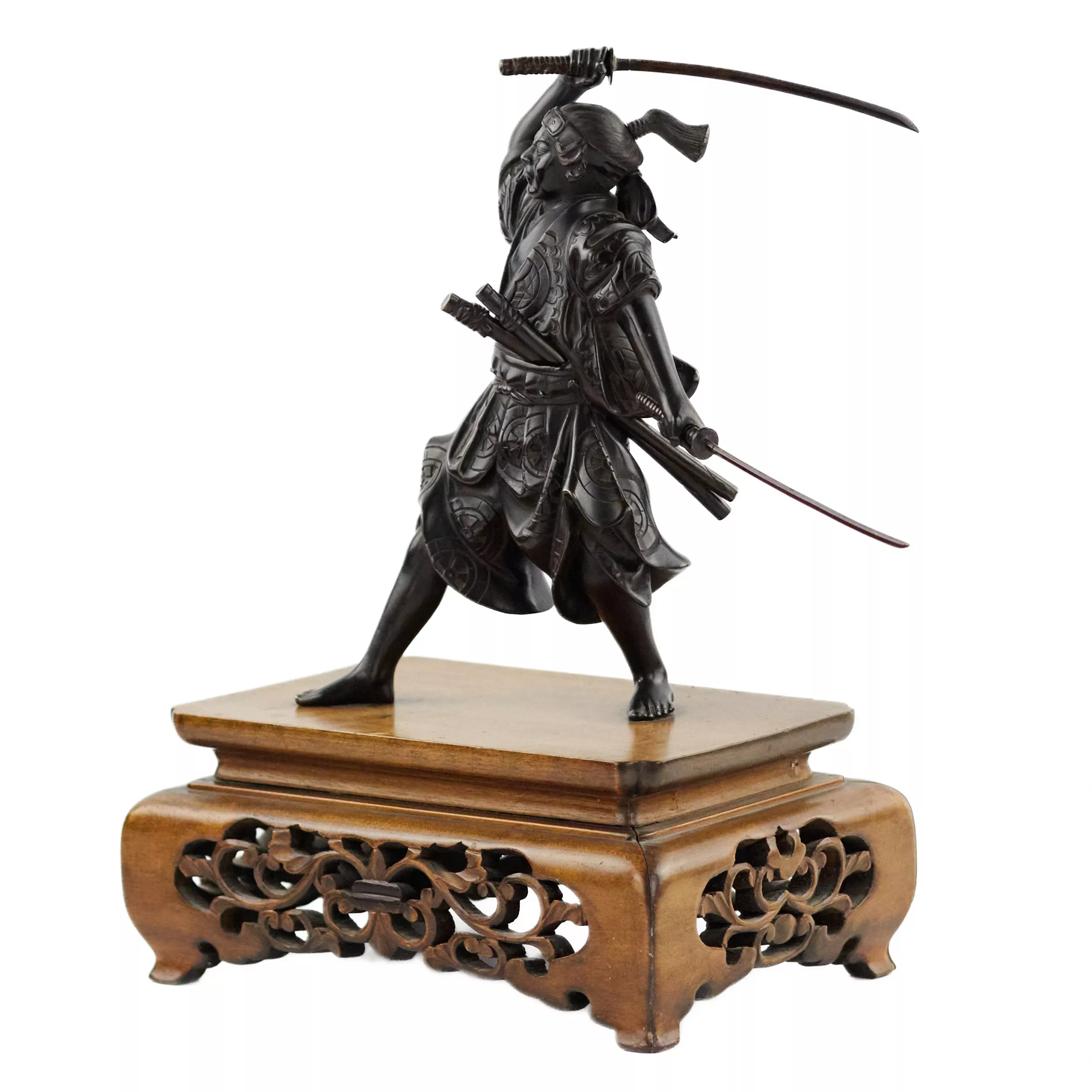 Sculpture japonaise en bronze représentant un guerrier samouraï. Japon. Meiji. Le tournant du 19e-20e siècle. 
