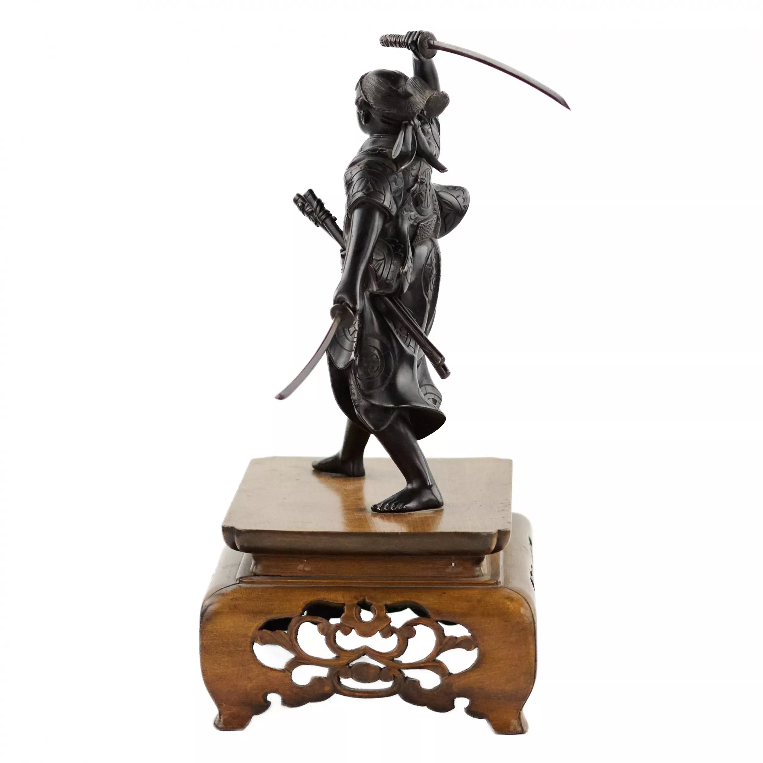 Sculpture japonaise en bronze représentant un guerrier samouraï. Japon. Meiji. Le tournant du 19e-20e siècle. 