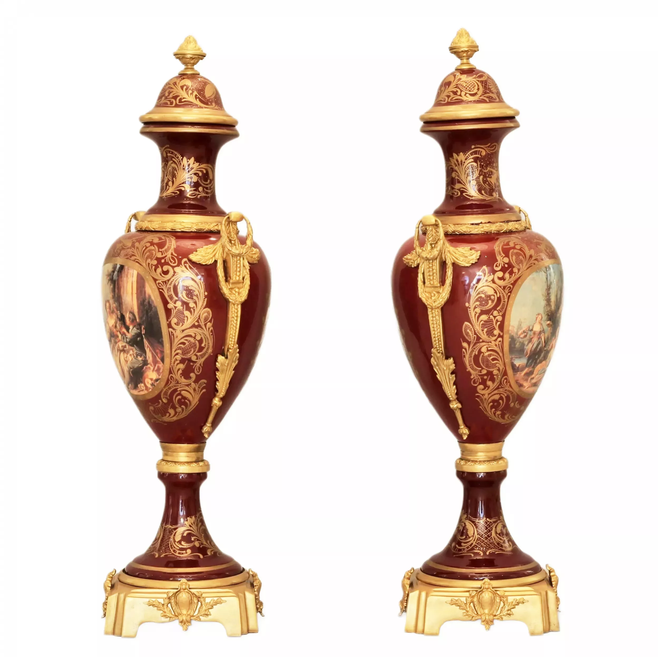 Paire de vases de sol en porcelaine et bronze doré de style Louis XVI. France. 1920ème siècle. 